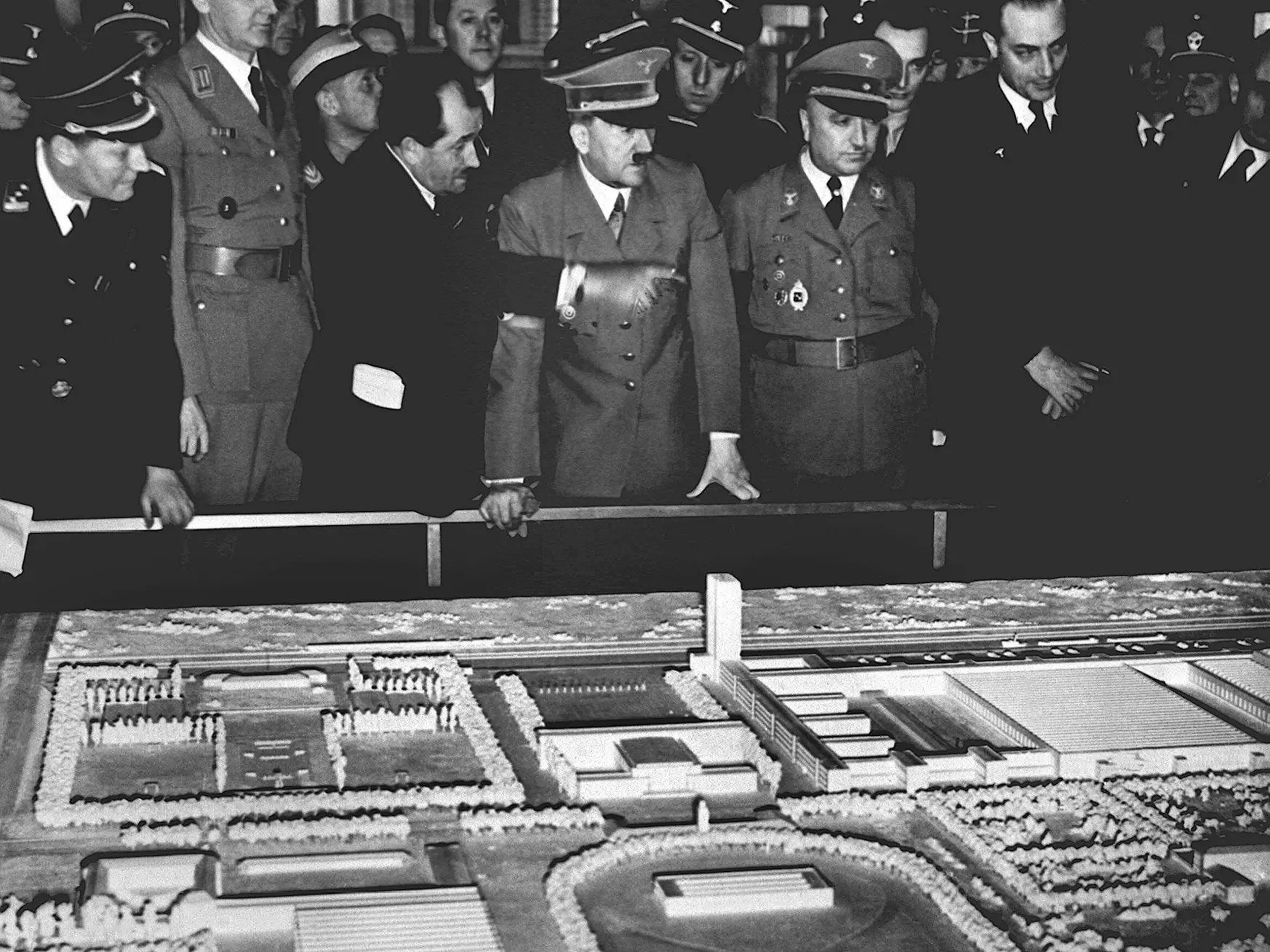 Adolf Hitler observa una maqueta de la fábrica de Volkswagen y de la ciudad Kraft-durch-Freude-Stadt.