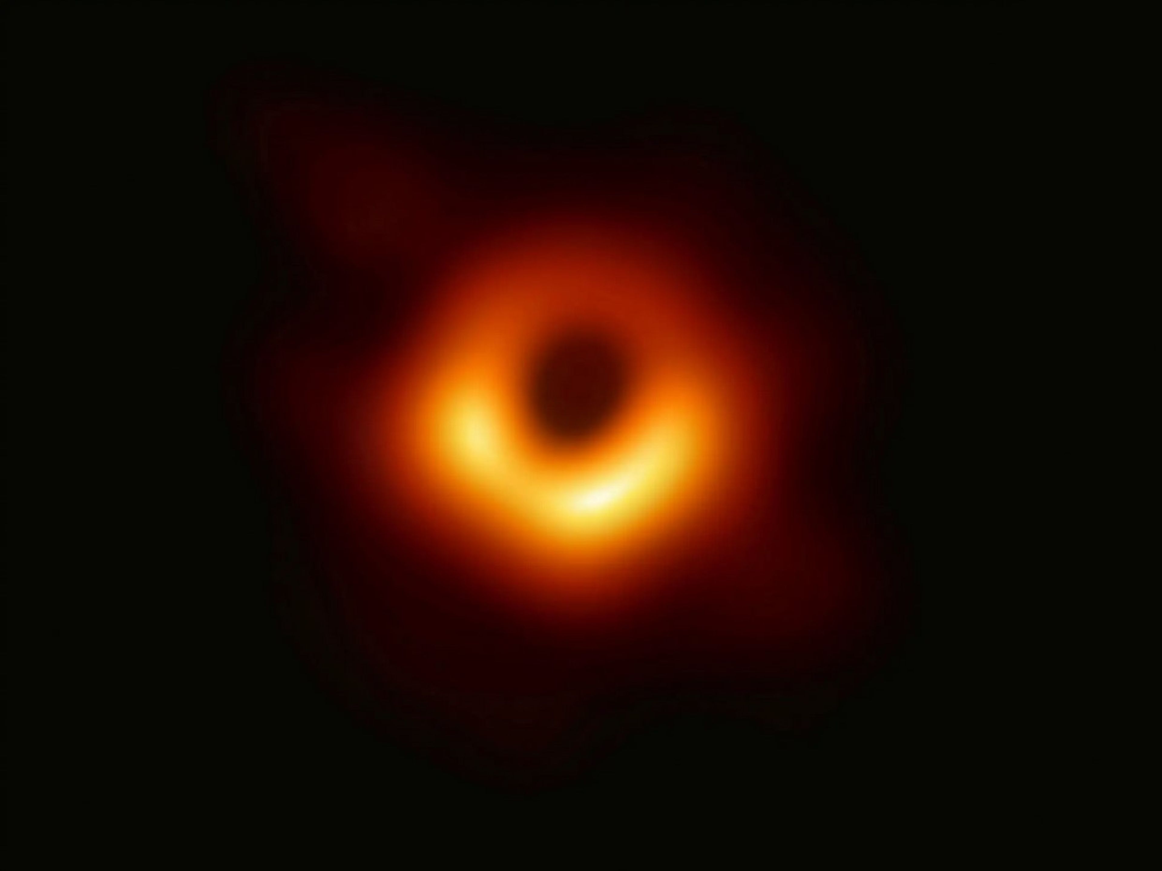 Primer imagen de un agujero negro, tomada por el Telescopio de Horizonte de Sucesos, y publicada en abril de 2019.