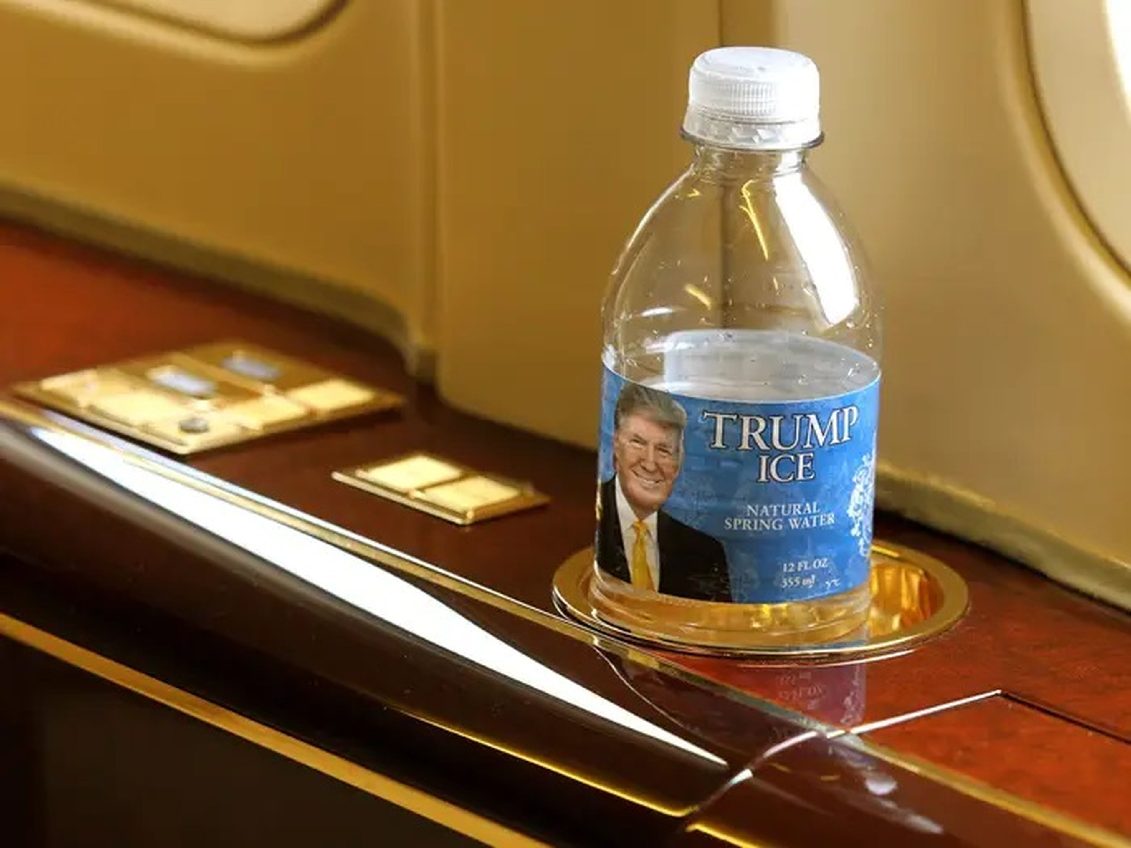 Botella de agua con la marca Trump en el 757.
