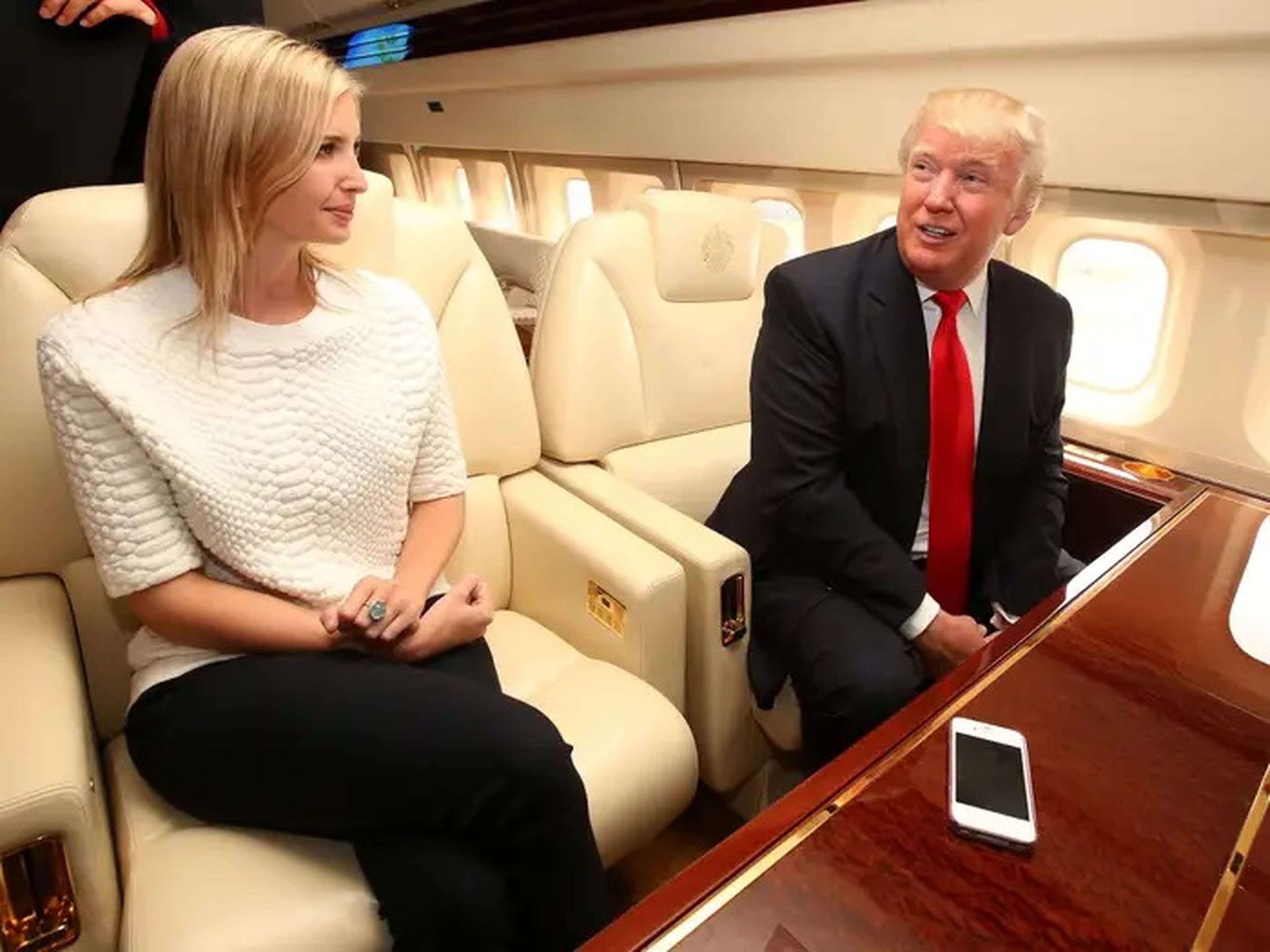 Donald Trump e Ivanka Trump se sientan en sillones frente al comedor.