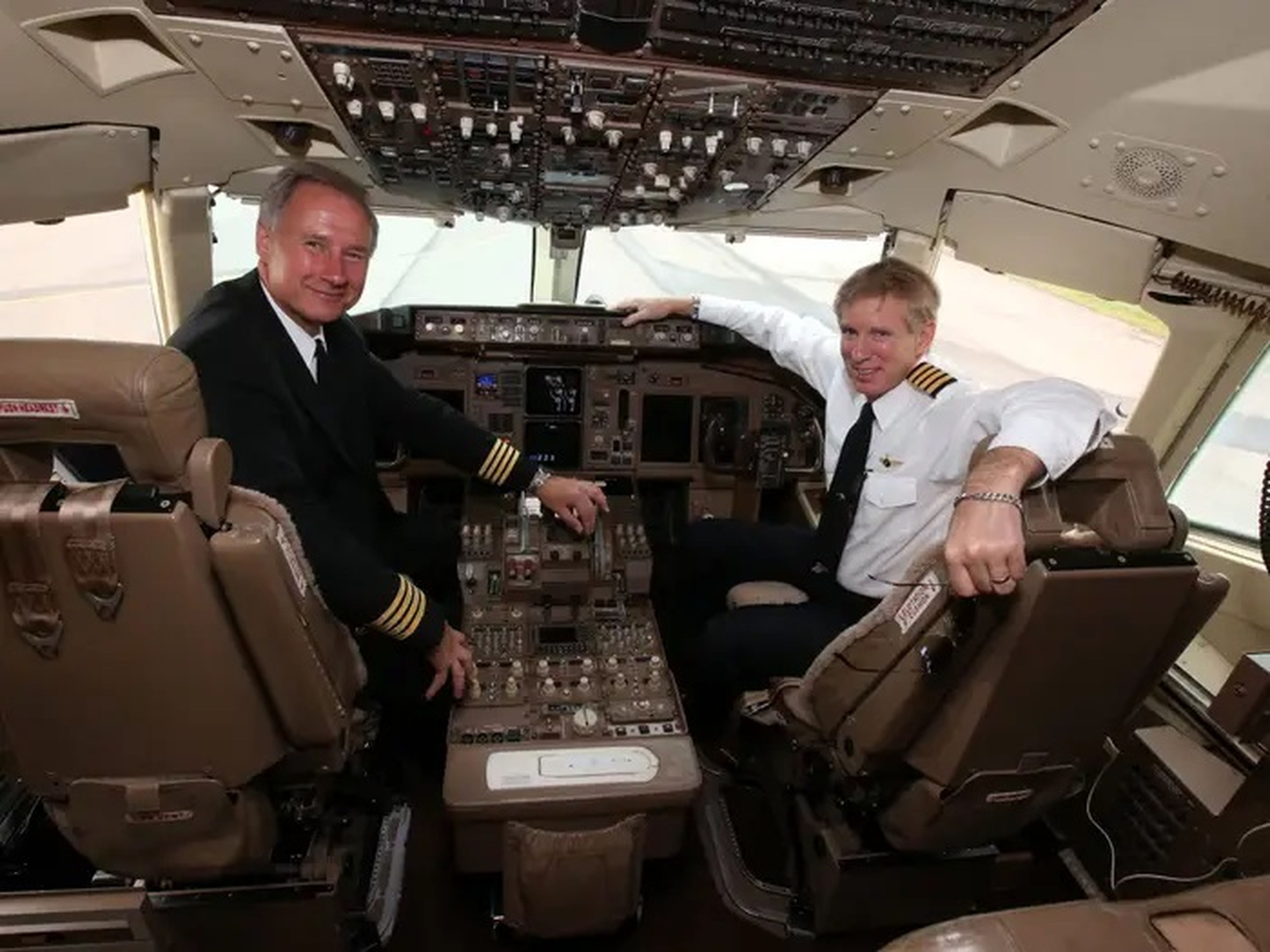 Los capitanes John Dunkin (izq.) y Jay Galpin (der.), después de pilotar el jet privado 757 de Trump. 