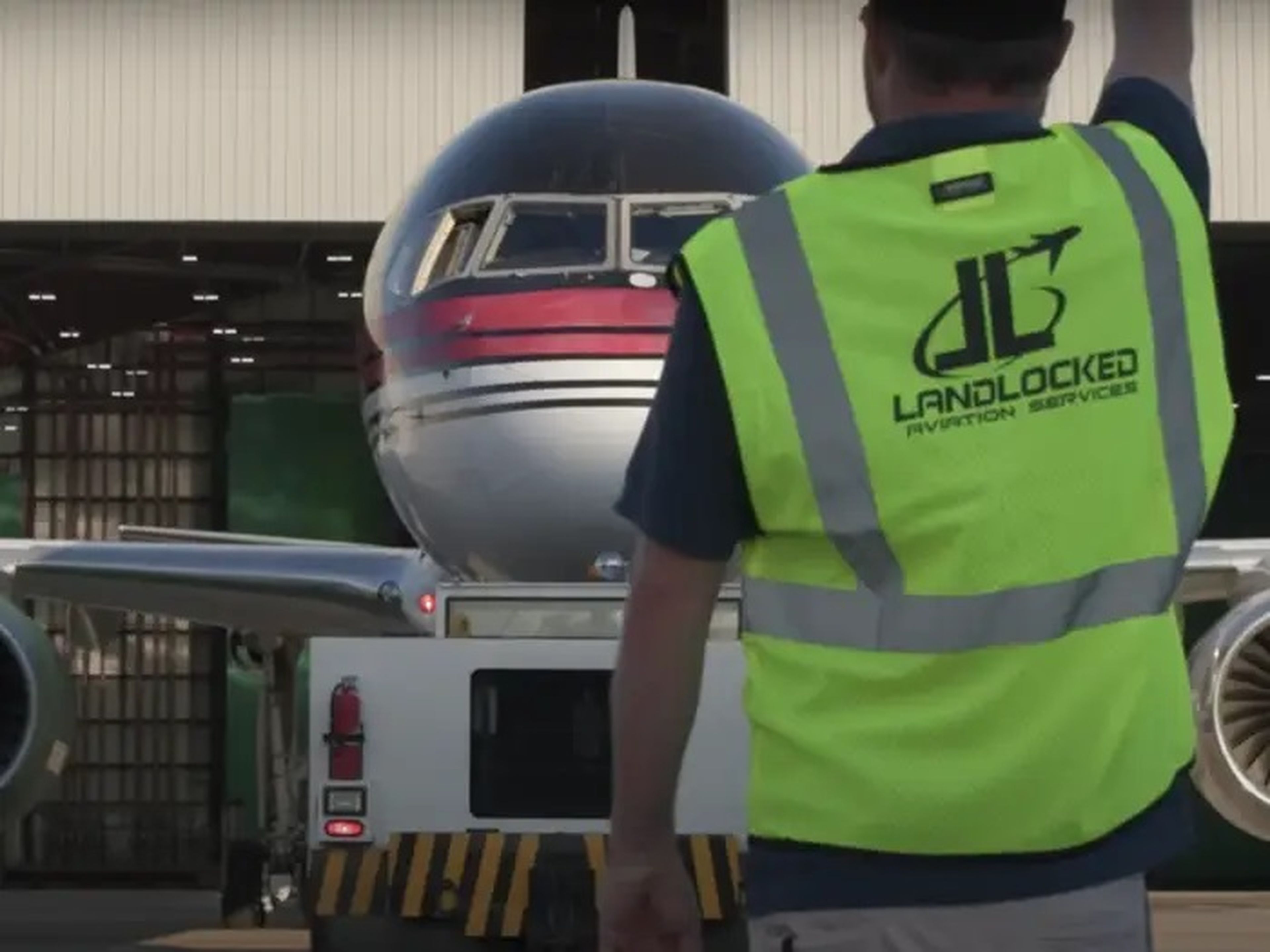 El 757 de Trump entrando en el taller de pintura de Landlocked Aviation.