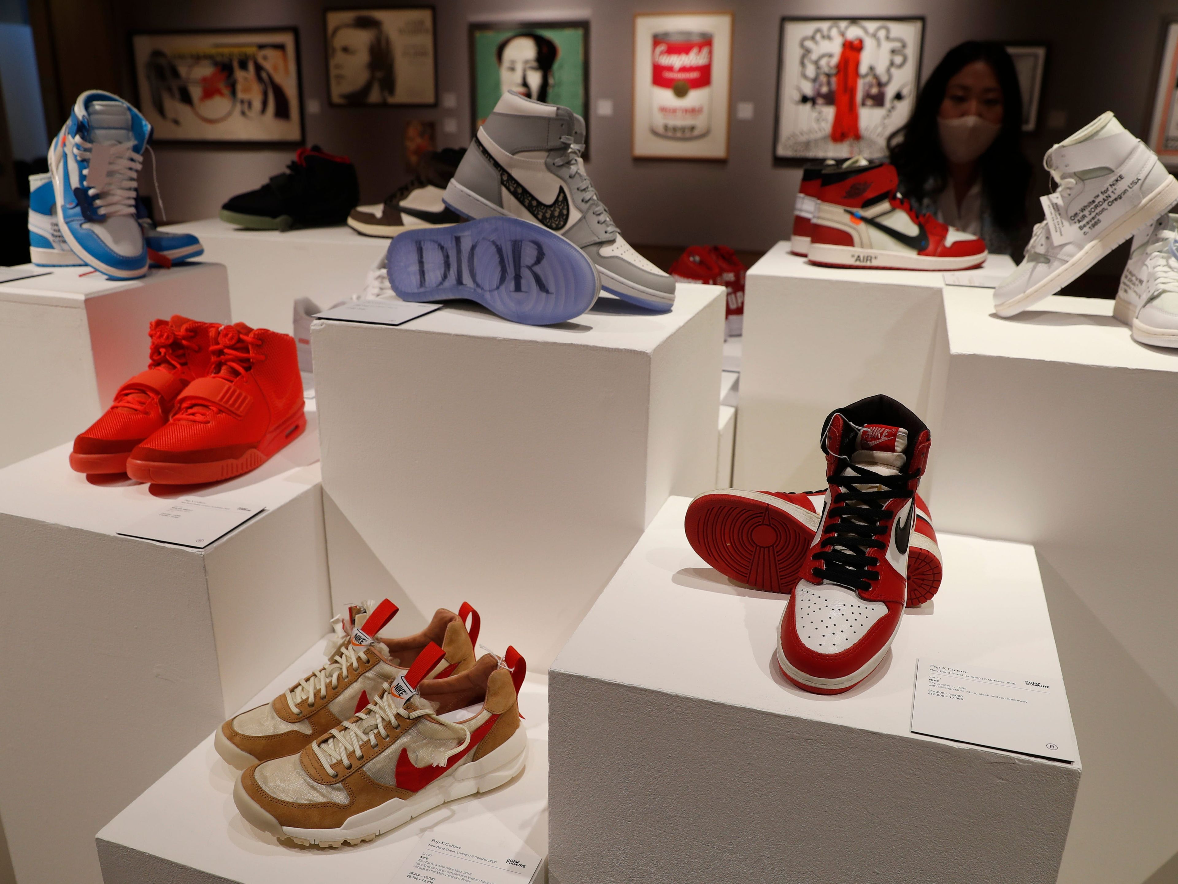 Air Jordans expuestas en la sección de Cultura Pop en la casa de subastas Bonhams en 2020.