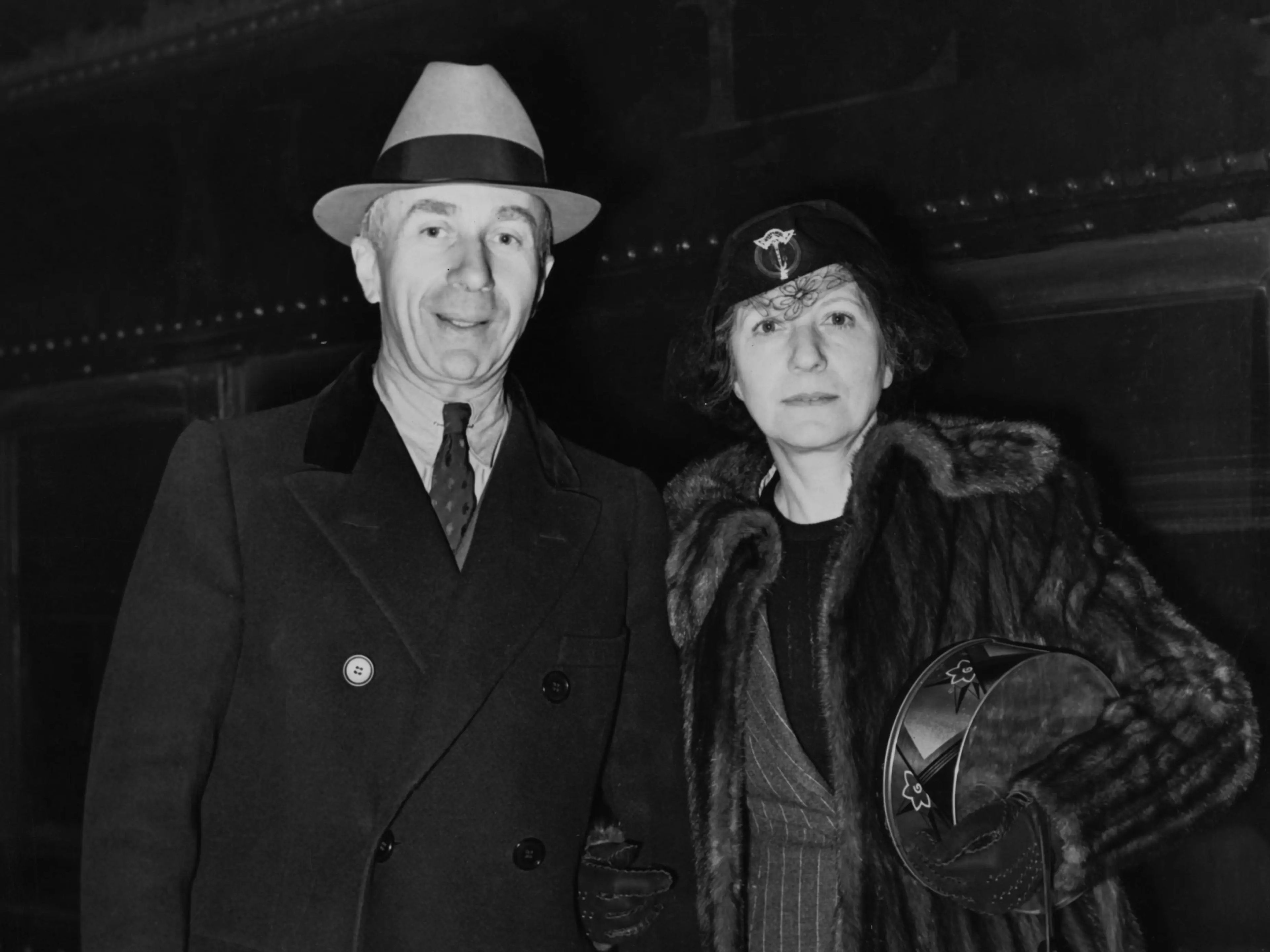 El productor cinematográfico estadounidense Harry Warner, presidente de Warner Bros. Pictures, Inc, y su esposa Rea llegan a Nueva York en el tren 20th Century Limited el 20 de enero de 1938.