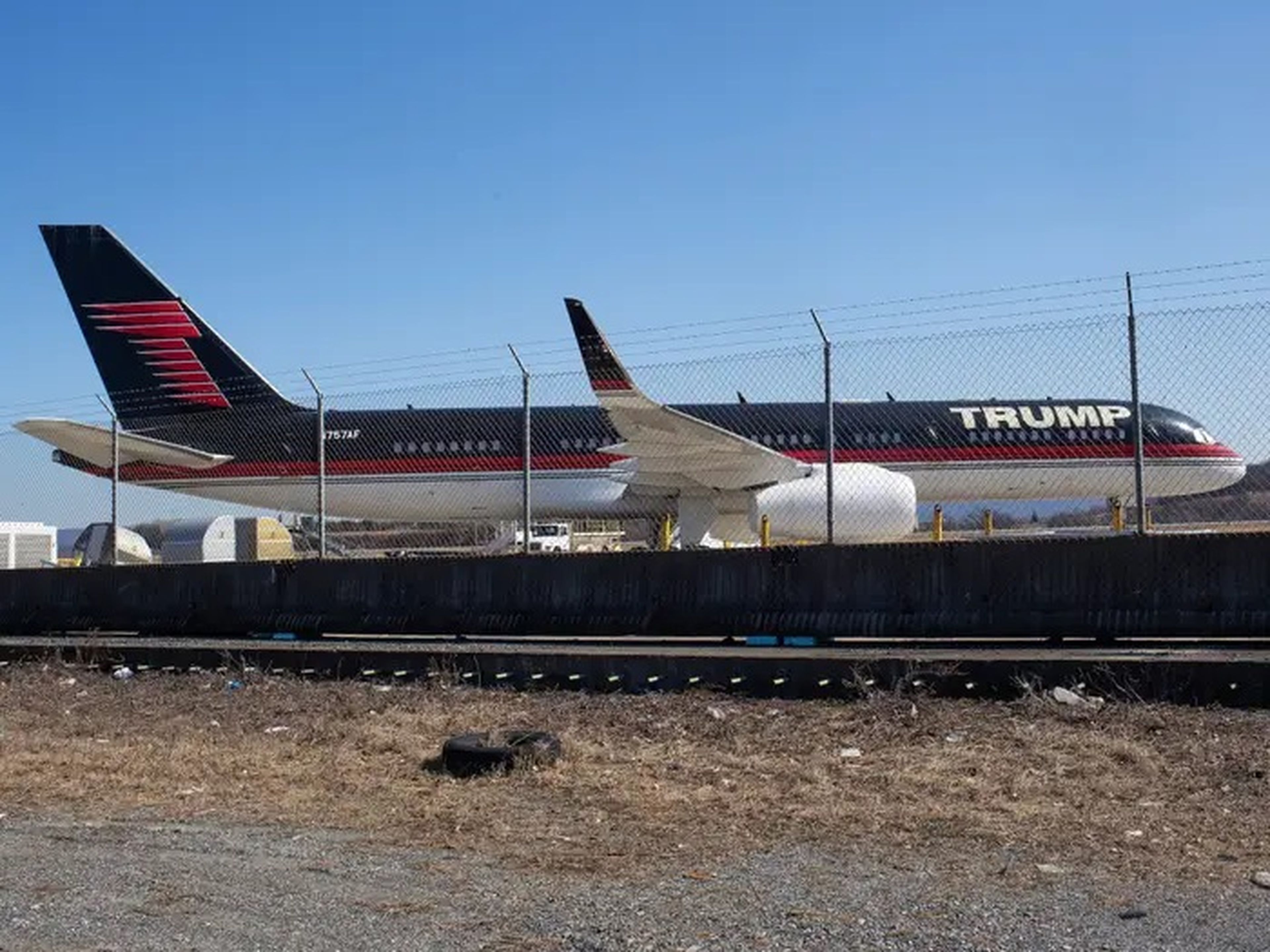 El avión 757 de Trump, aparcado en el aeropuerto internacional Stewart de Nueva York (EEUU).