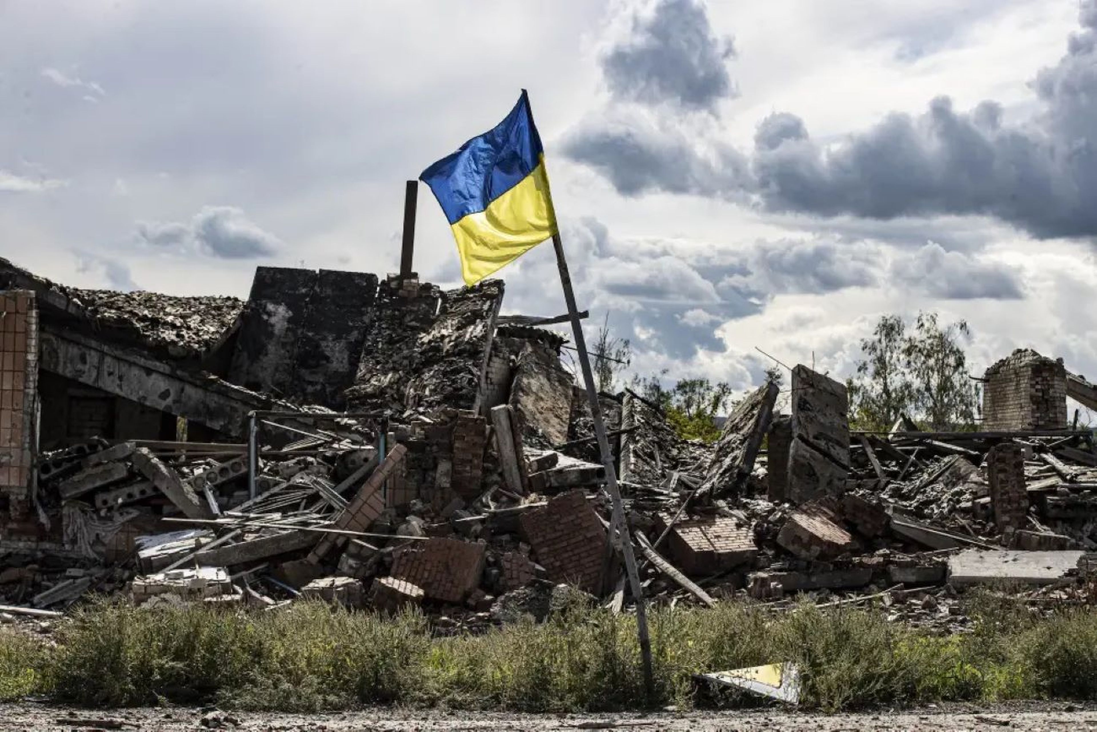 Una bandera ucraniana ondea en el pueblo de Dolyna, en el óblast de Donetsk, Ucrania, tras la retirada de las tropas rusas el 24 de septiembre de 2022.