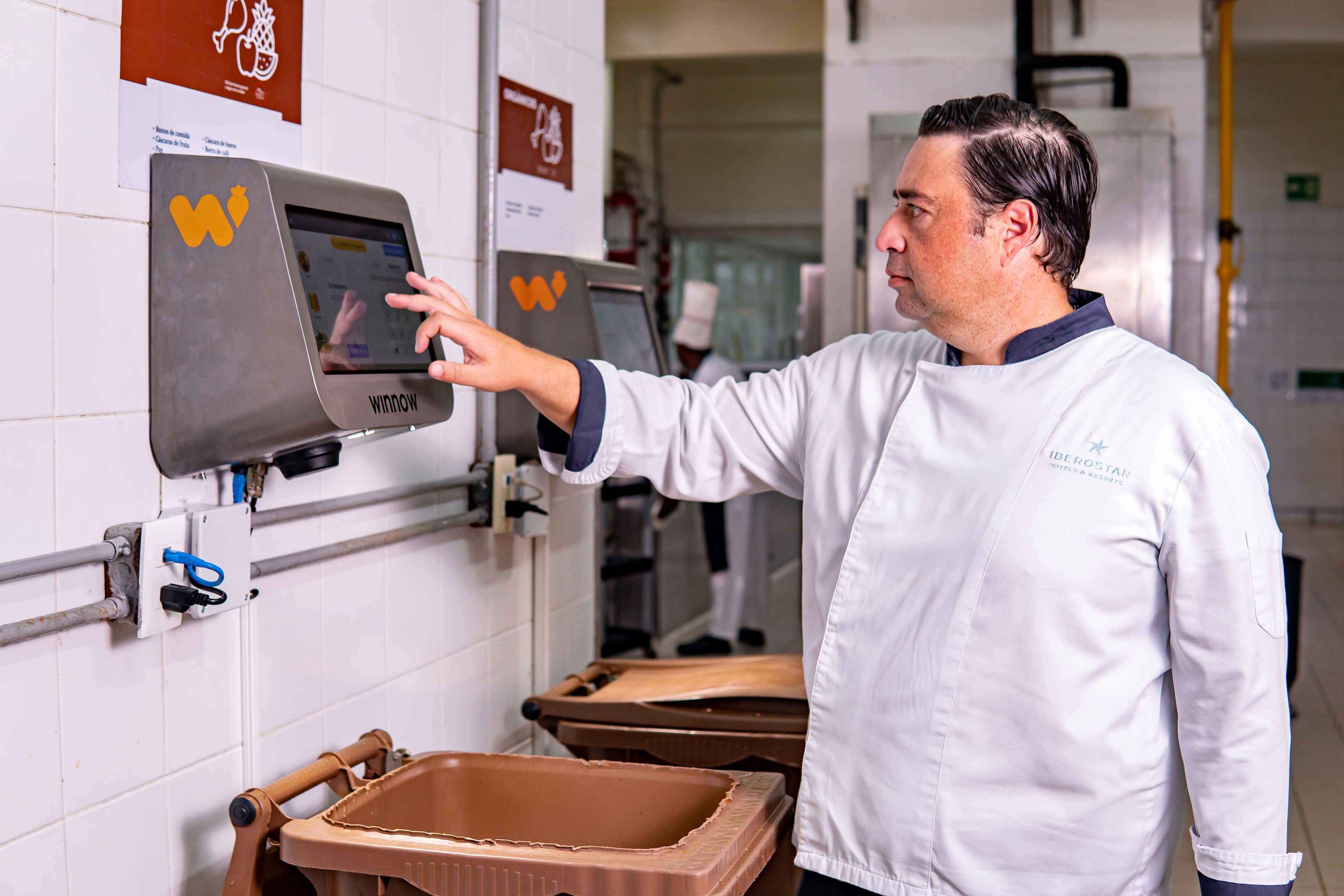 El chef Ángel Arroyo con la tecnología Winnow en la cocina del Iberostar Selection Bávaro.