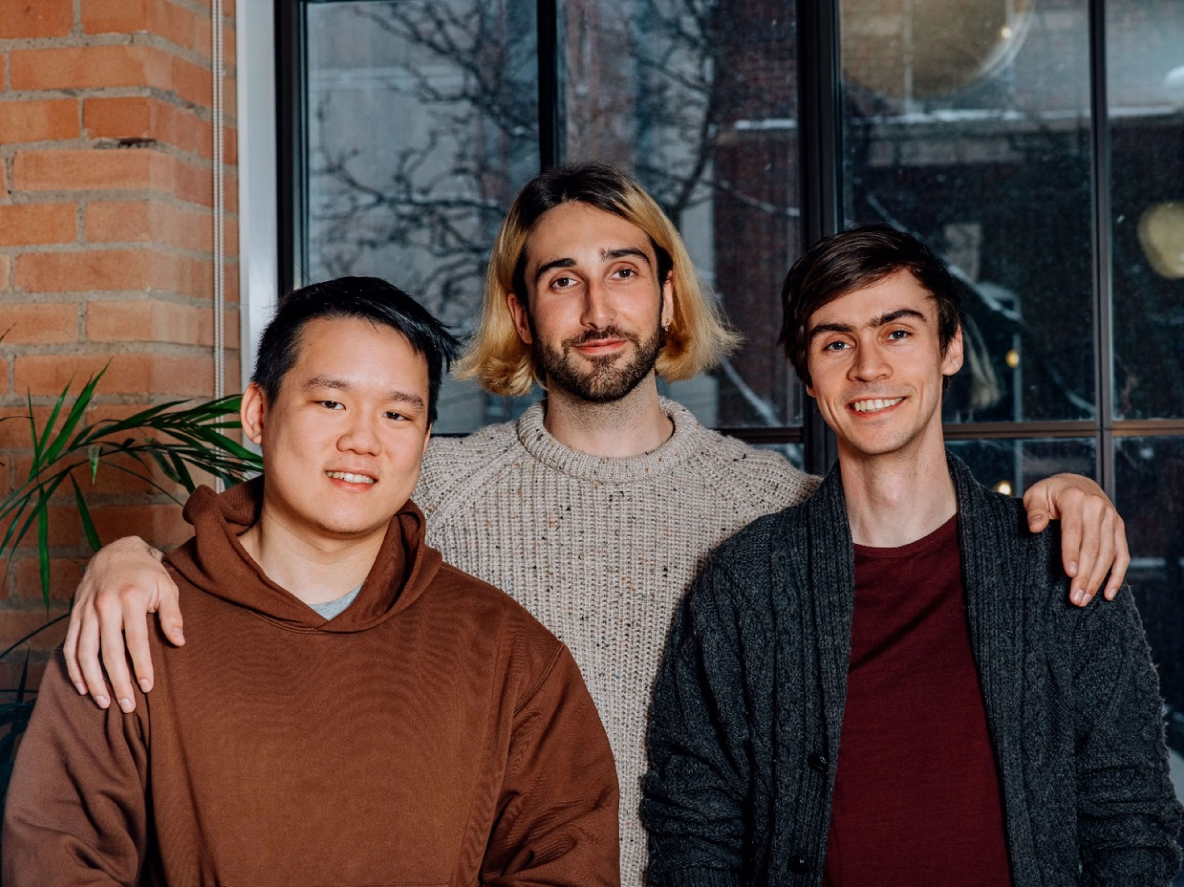 Cofundadores Cohere, Ivan Zhang, Aidan Gomez y Nick Frosst.