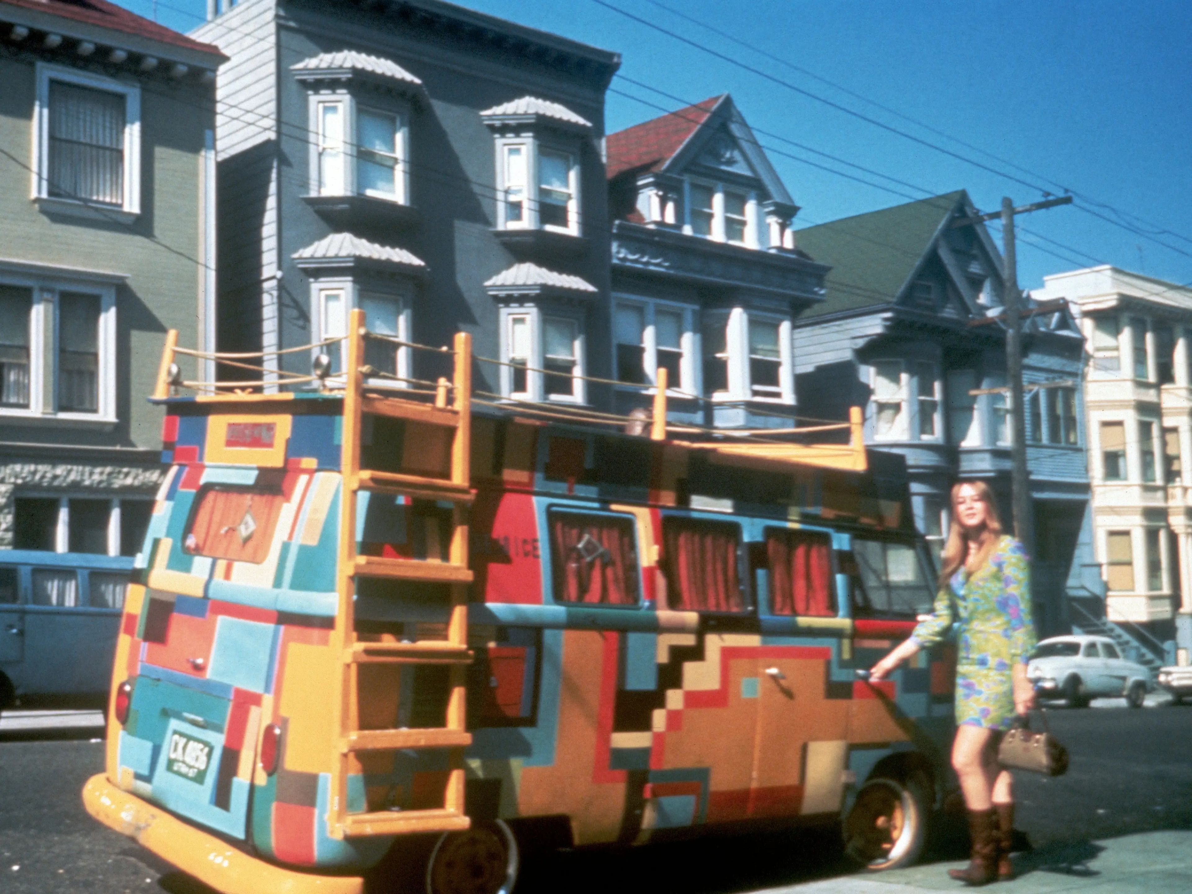 Una furgoneta Volkswagen pintado de colores en San Francisco, California, julio de 1967.