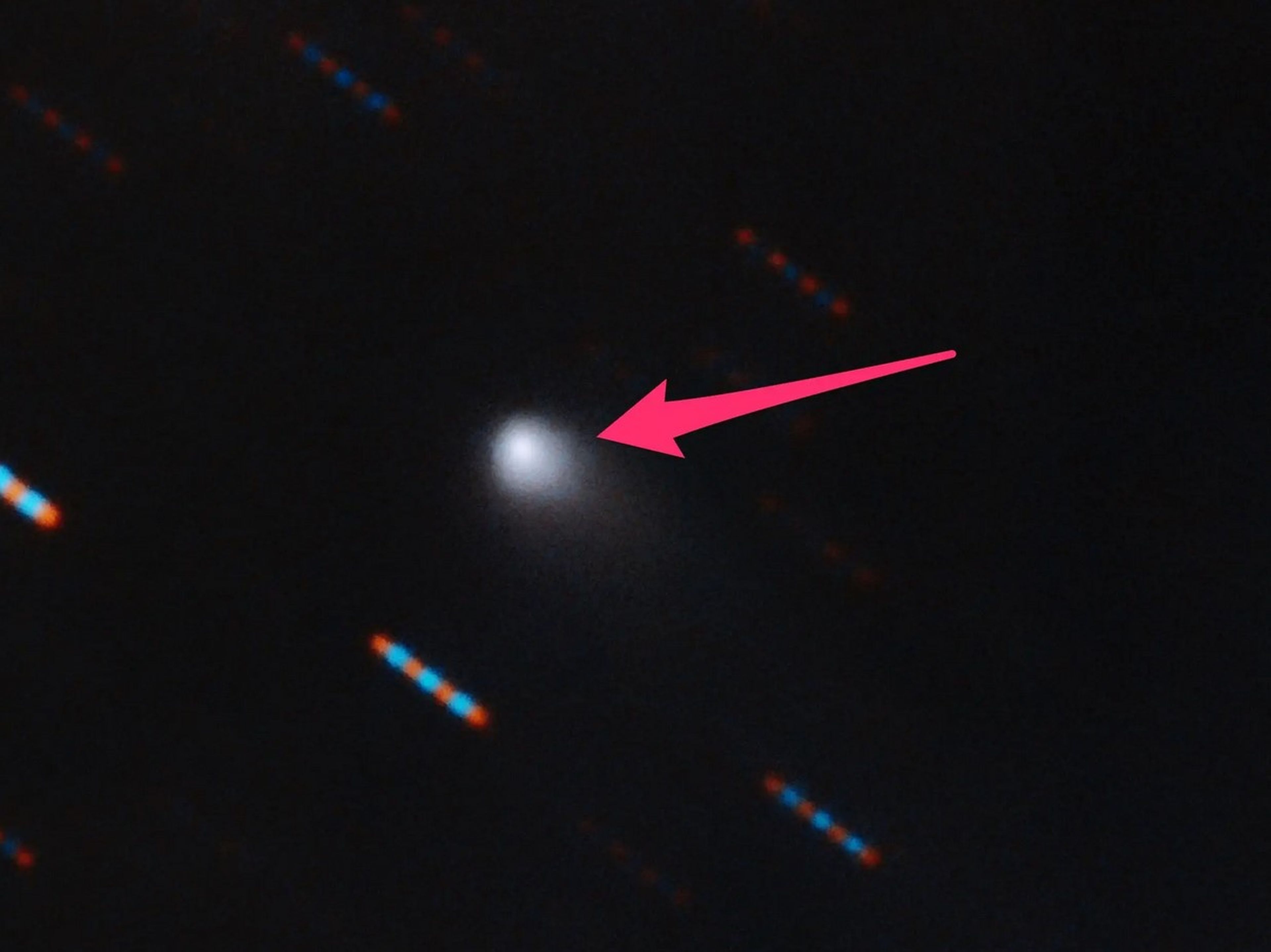 El cometa 2I/Borisov, el segundo objeto interestelar jamás detectado en nuestro Sistema Solar. Los guiones azules y rojos son estrellas de fondo que aparecen medida que se mueve el cometa.
