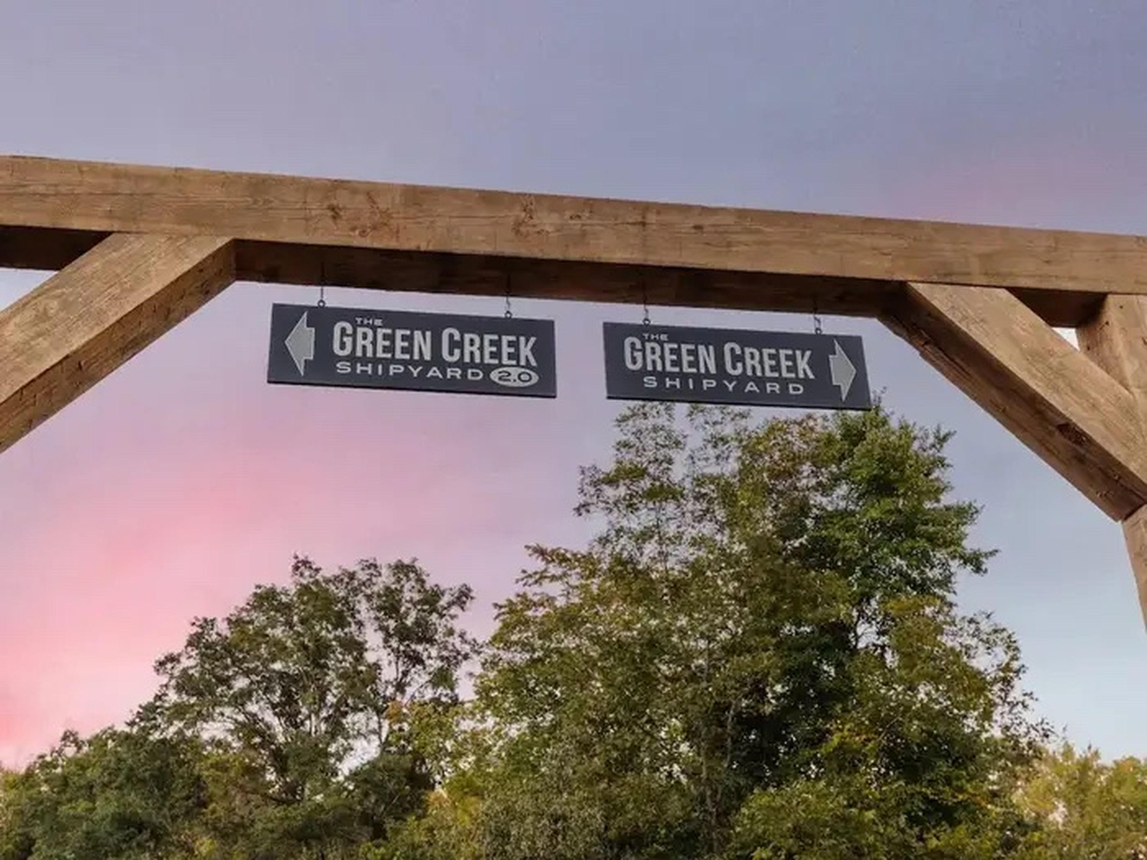 Los dos carteles que dan la bienvenida a las propiedades de Green Creek Shipyard. 