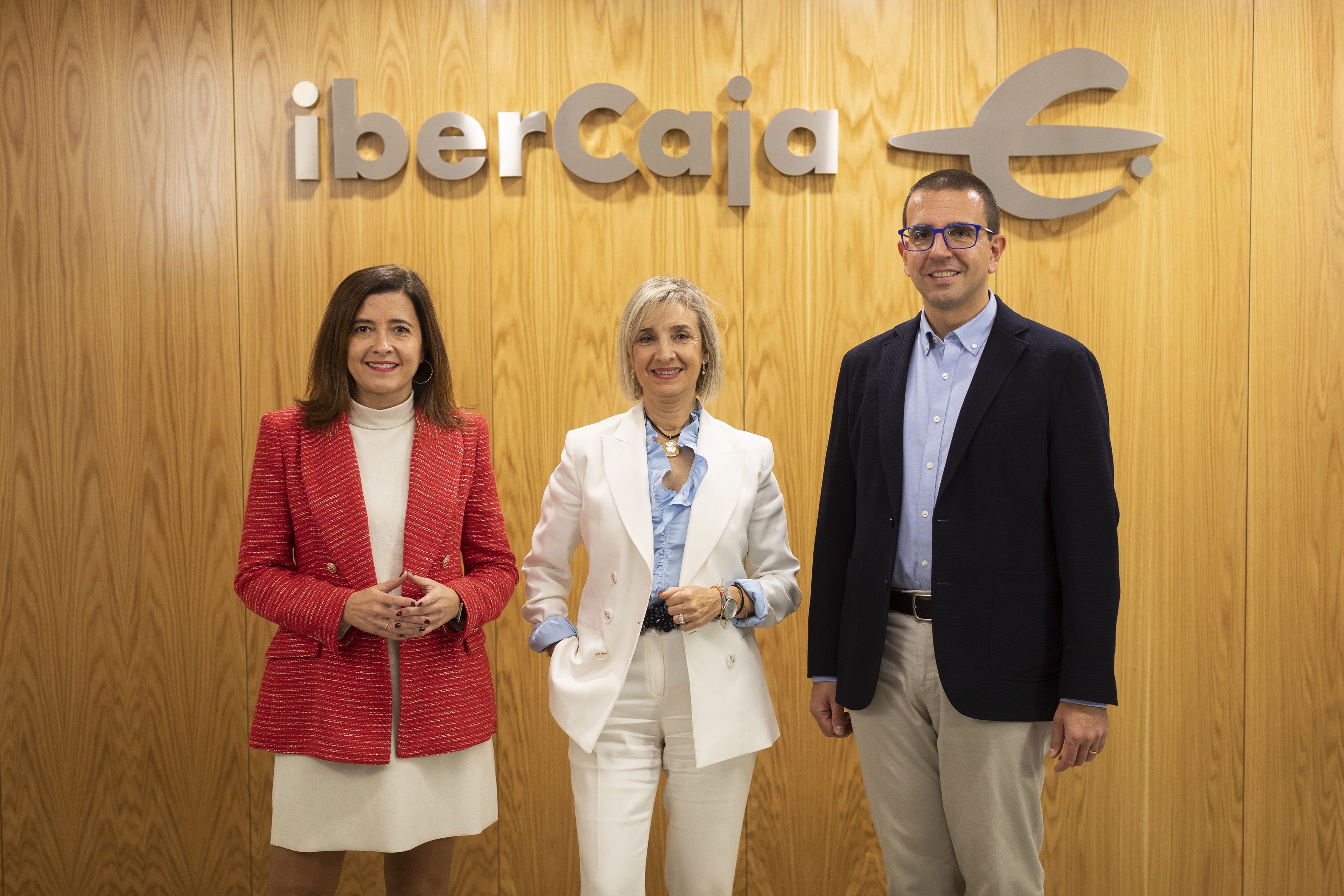 Cristina Mateo, directora de Desarrollo de Negocio de Empresas; Teresa Fernández, directora de Banca de Empresas de Ibercaja; y José Antonio Ruiz, jefe de Estrategia Comercial de Banca de Empresas.