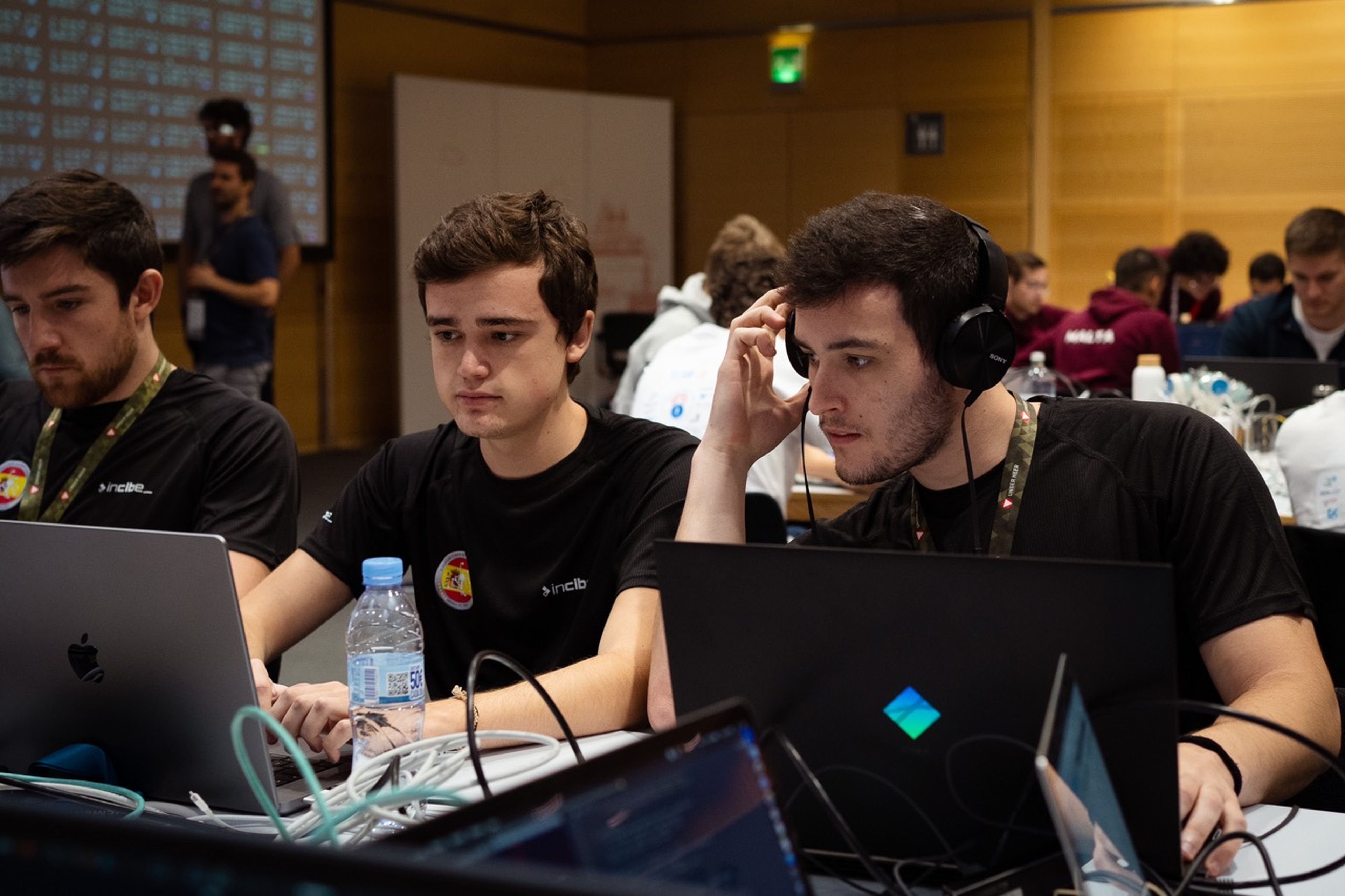 Dos integrantes de la selección española de 'hackers'.