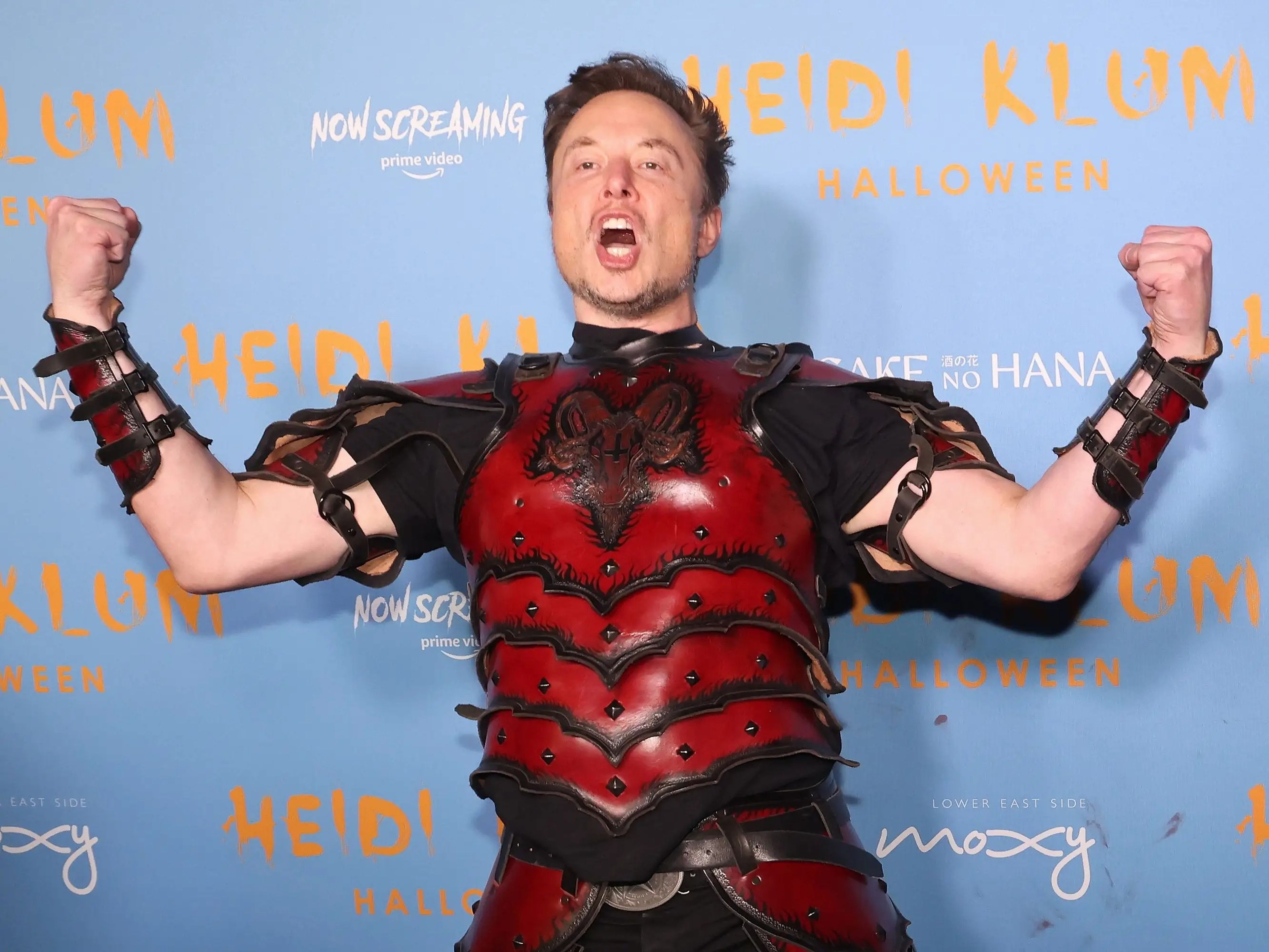 Elon Musk, CEO de Tesla, disfrazado.