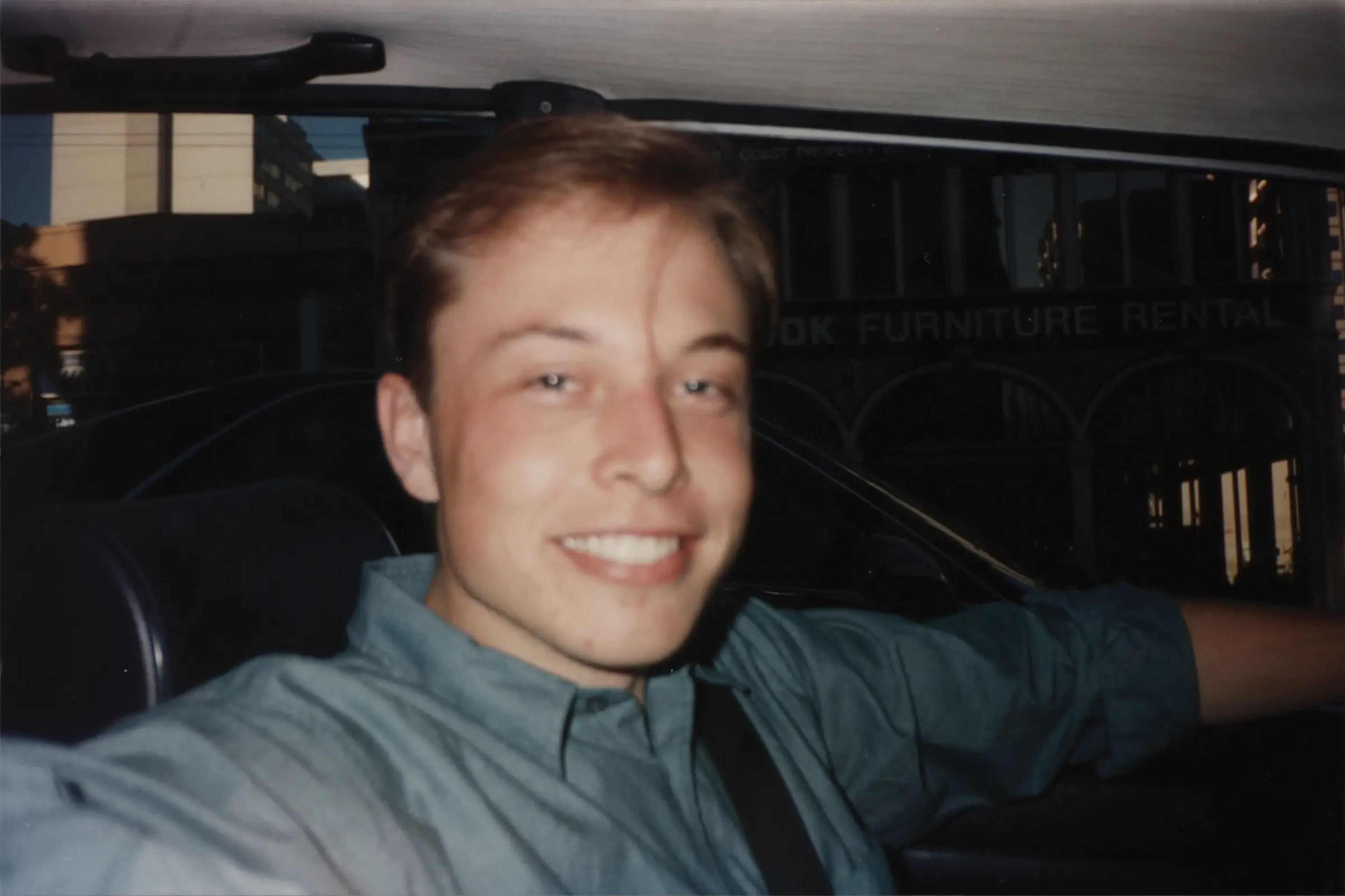 Elon Musk dentro de su BMW en el verano de 1995.