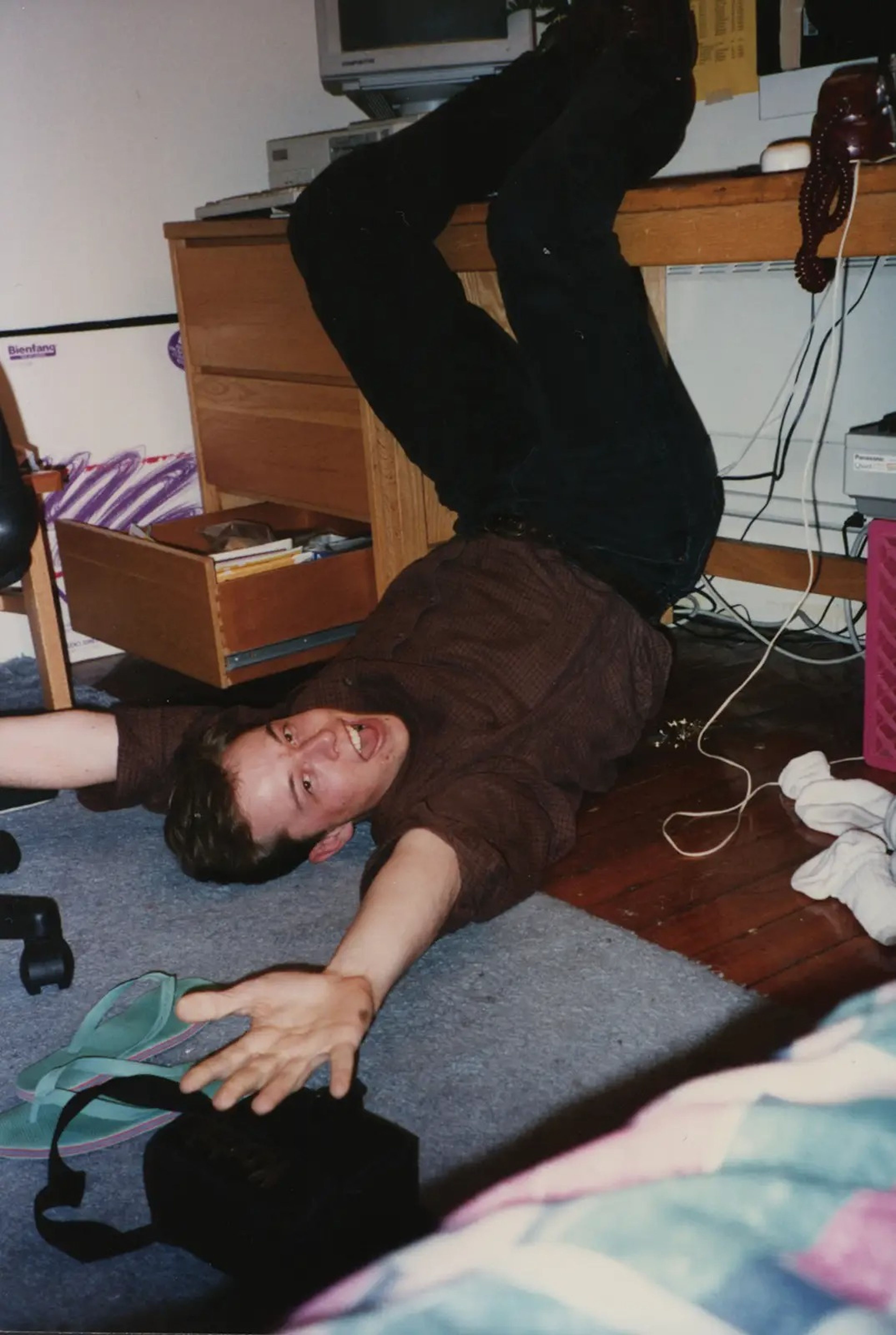 Elon Musk haciendo el tonto en la habitación de su novia en 1994. 