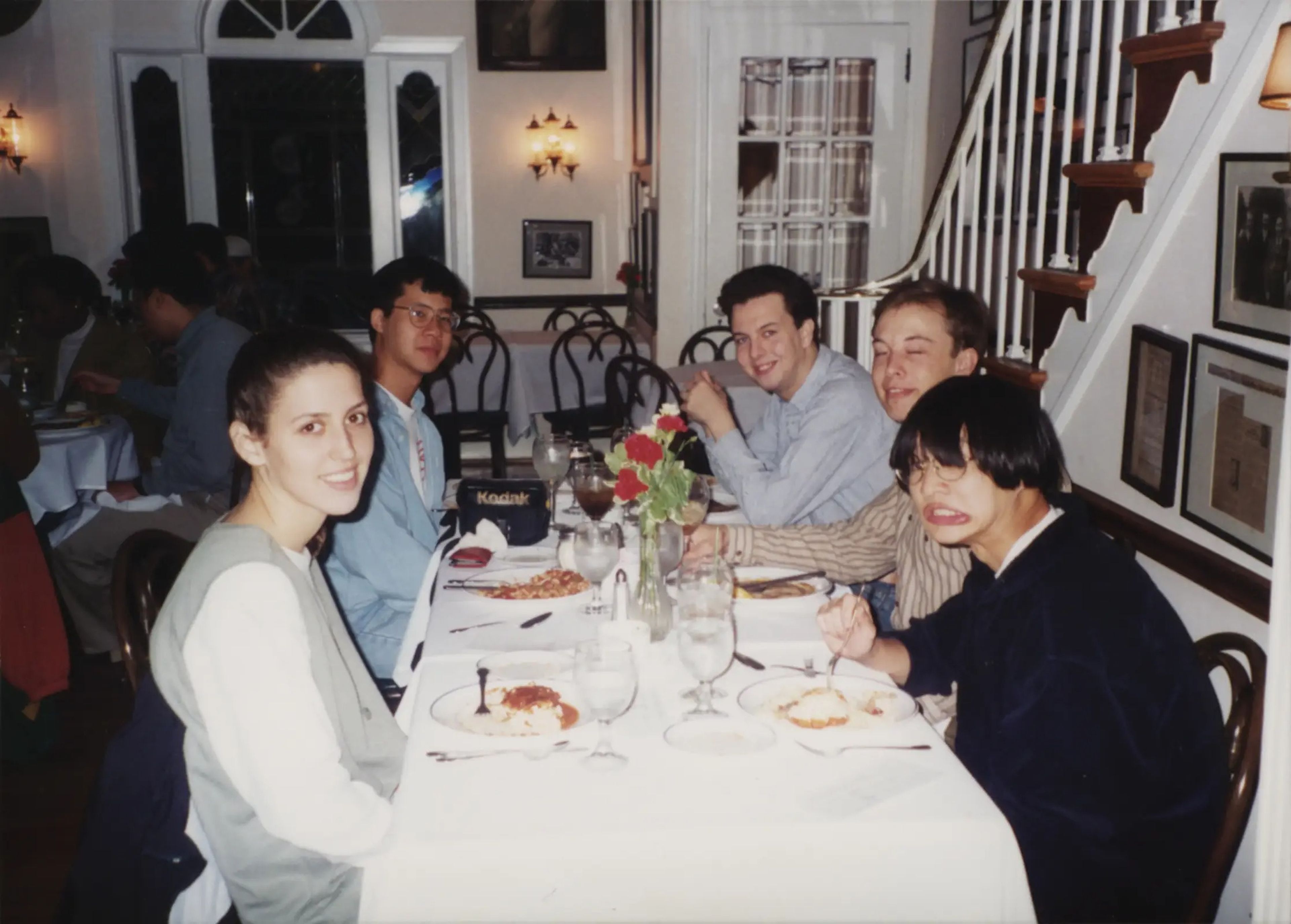 Elon Musk y otros universitarios cenando en un restaurante.