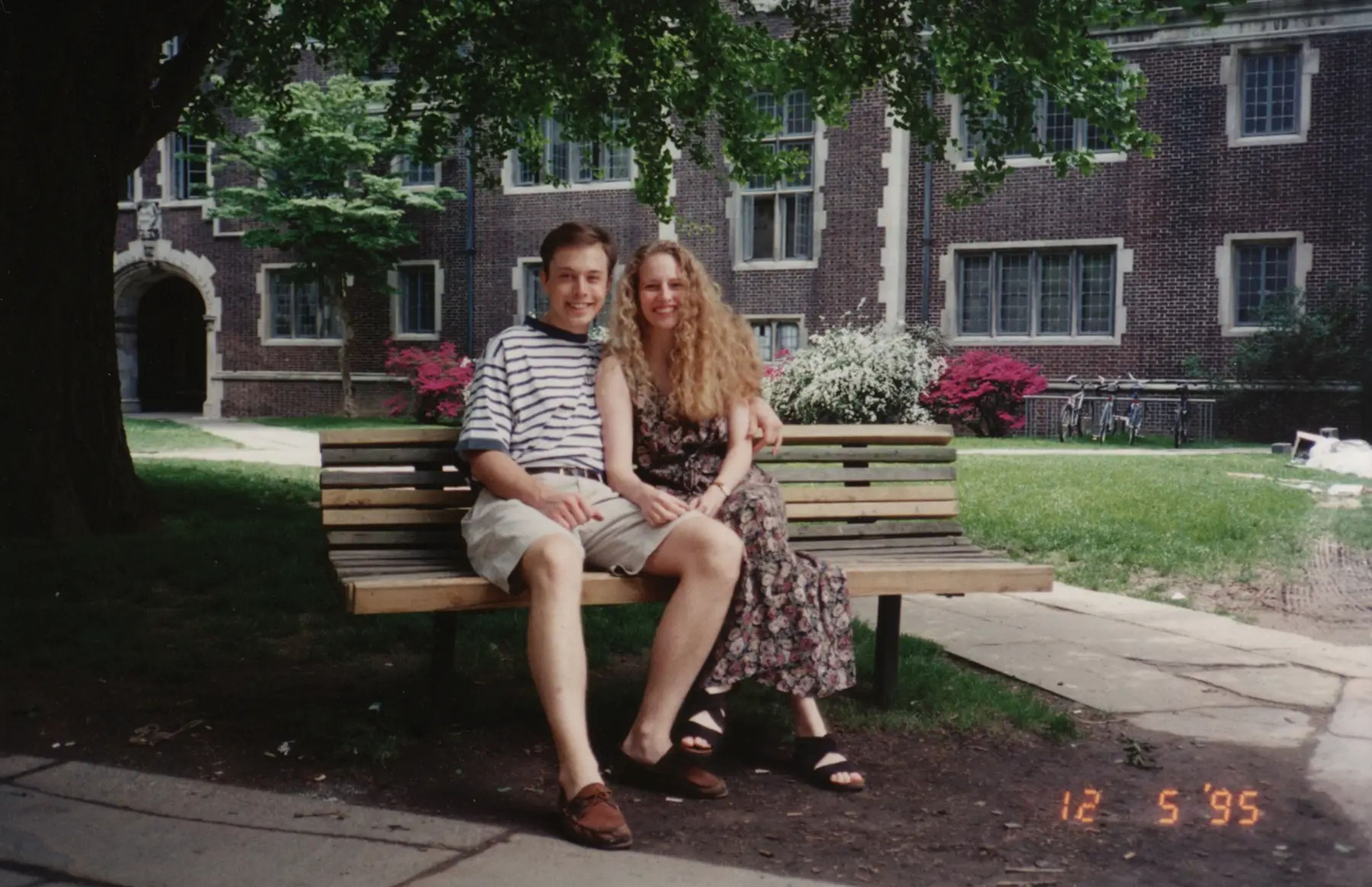 Elon Musk sentado en un banco con su entonces novia, Jennifer Gwynne.