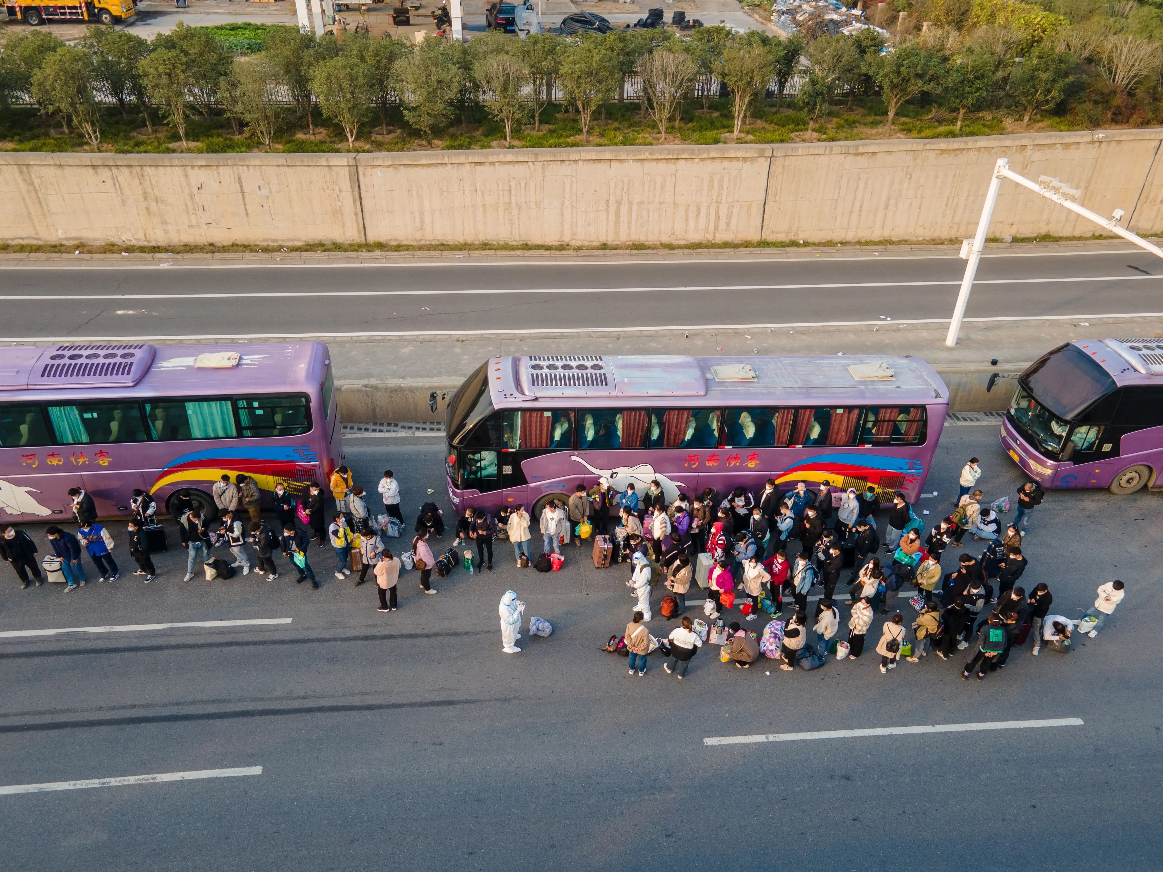 Los empleados de Foxconn toman autobuses de enlace para dirigirse a casa el 30 de octubre de 2022 en Zhengzhou, provincia china de Henan