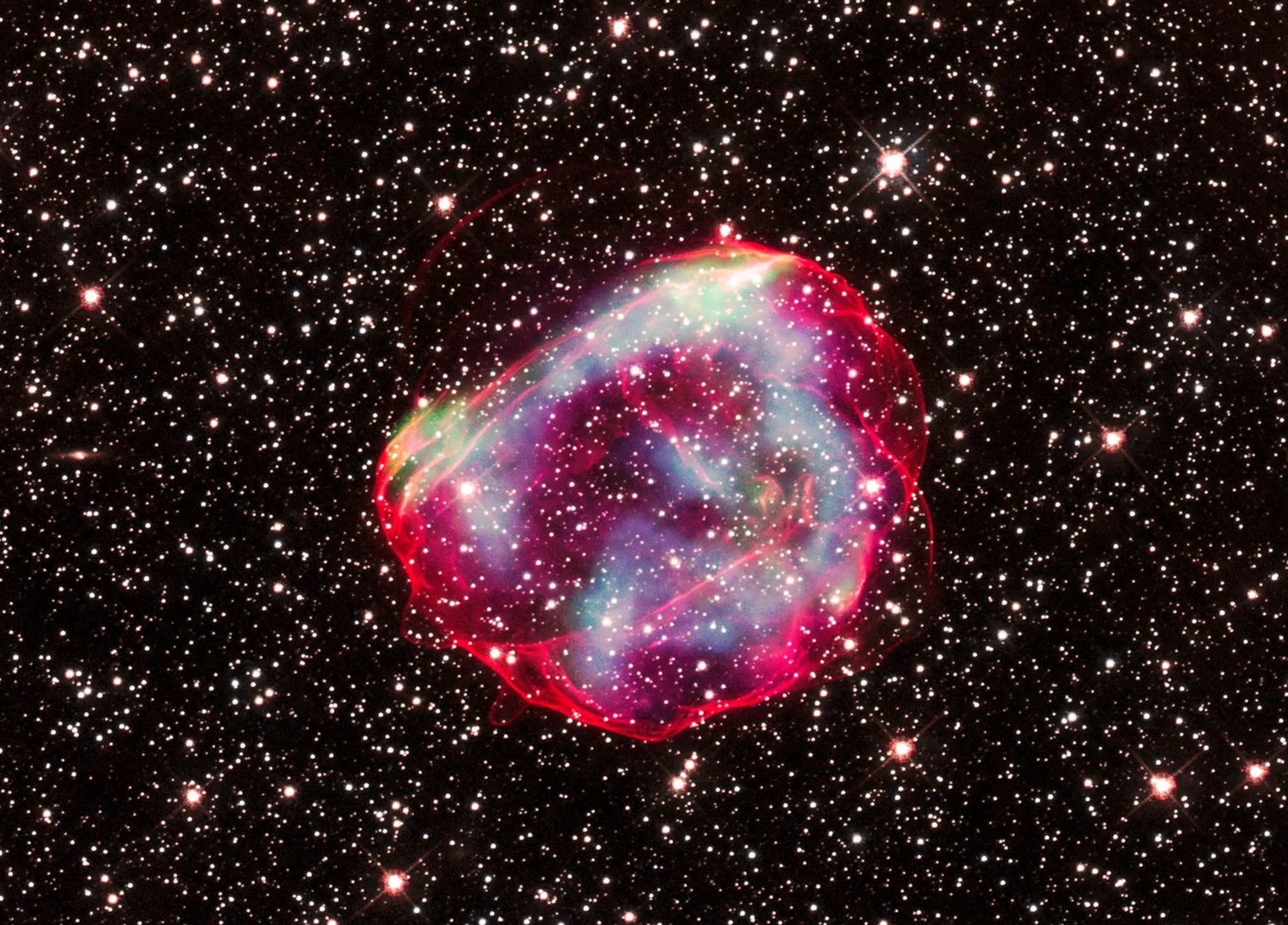 Restos de una supernova fotografiados por el observatorio de rayos X Chandra de la NASA y datos ópticos del Hubble.