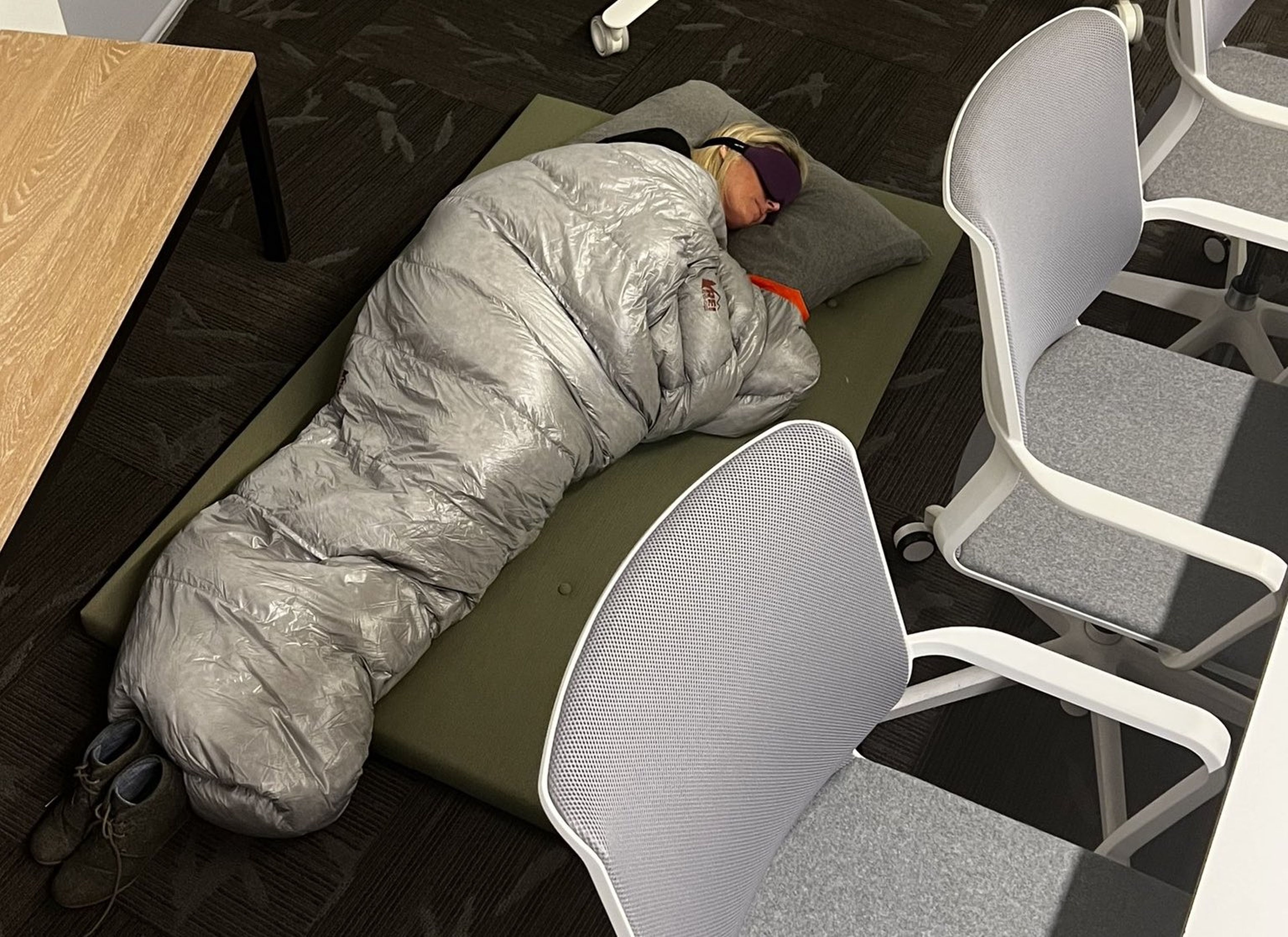 Una foto de Esther Crawford, exdirectora de gestión de productos en Twitter, publicada en la red social para dejar constancia de cómo la empleada dormía en el suelo de la oficina.