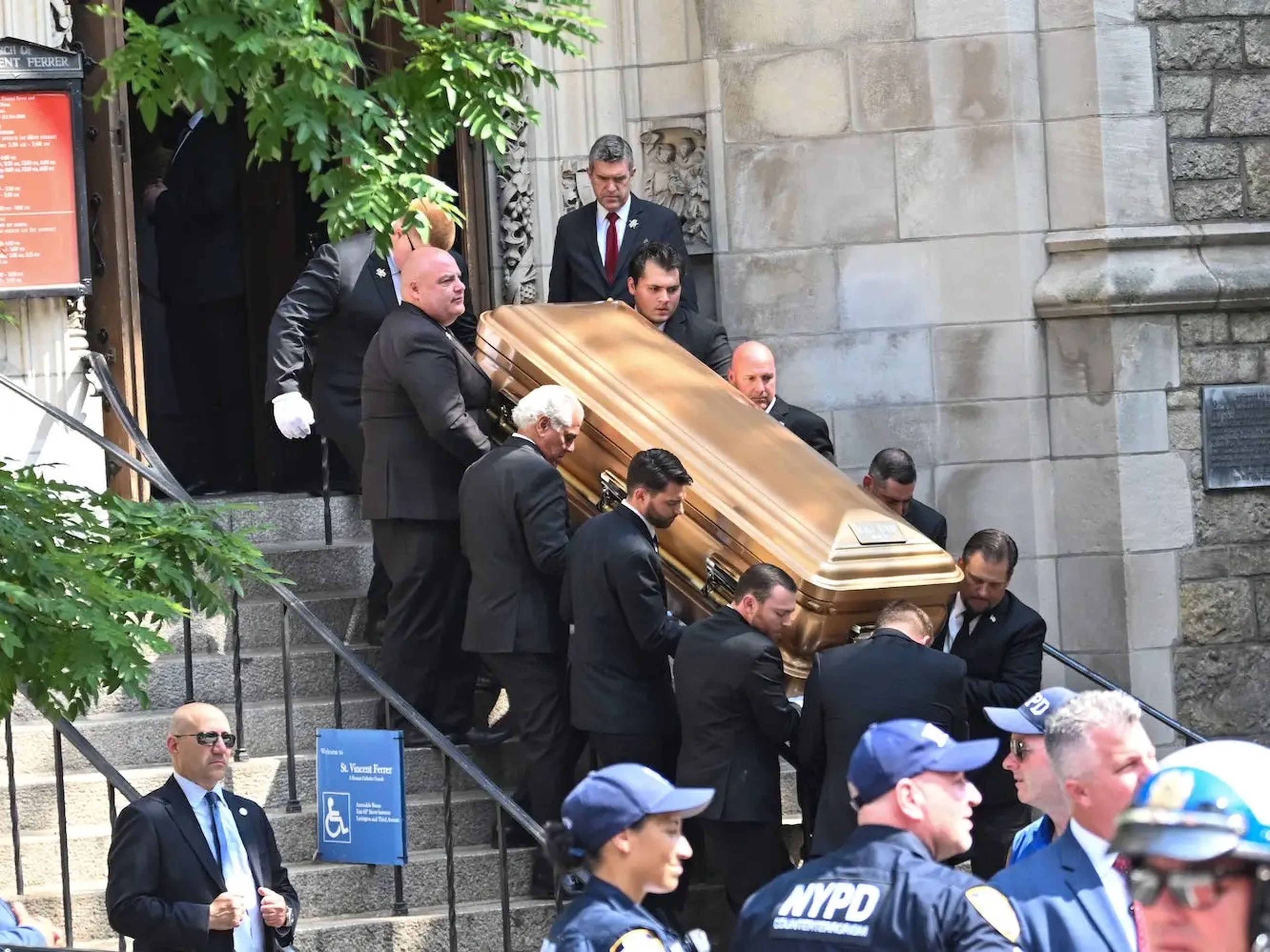 El féretro de Ivana Trump saliendo de la iglesia de San Vicente Ferrer tras su funeral en Nueva York, el 20 de julio de 2022.