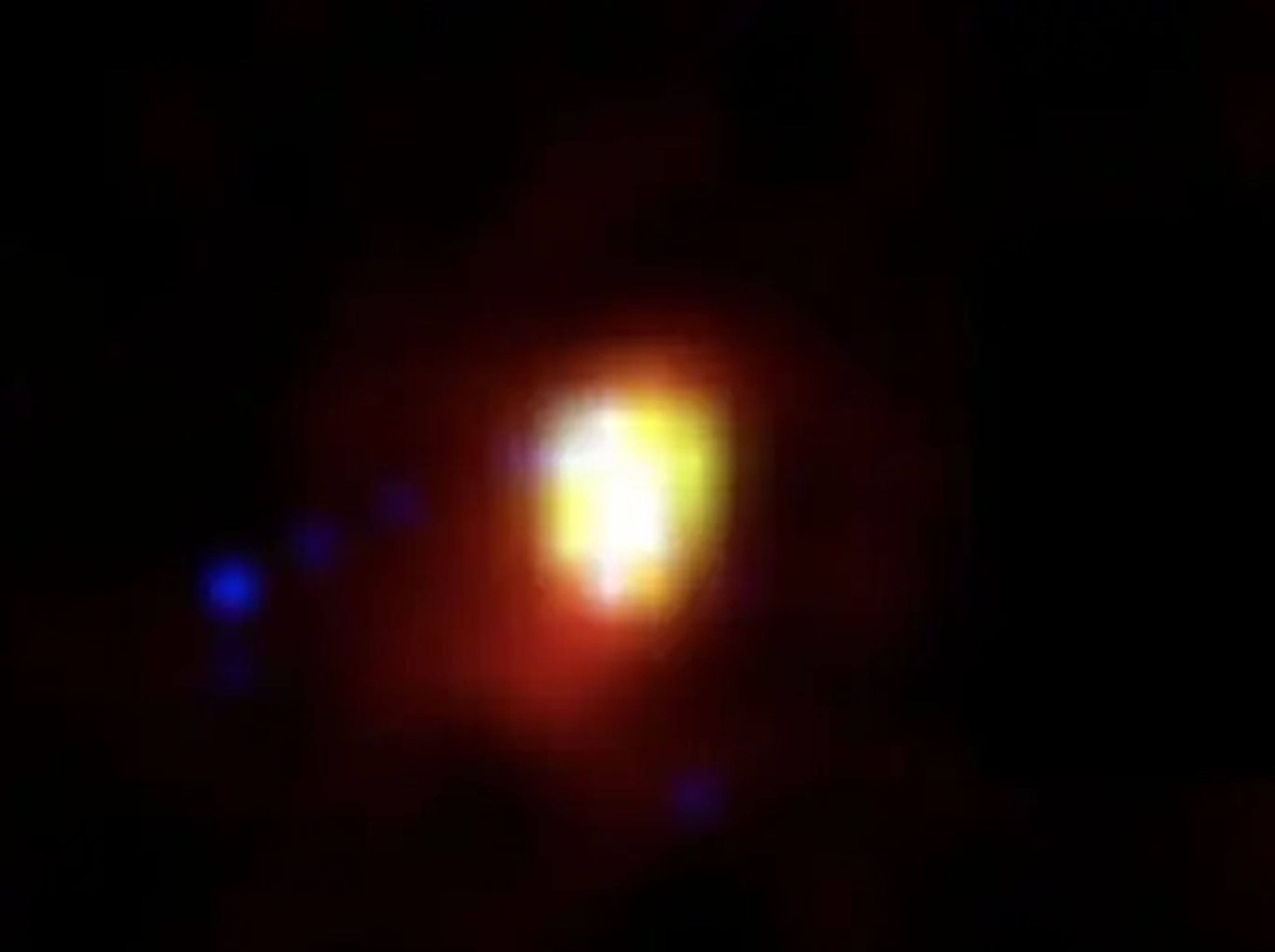 Imagen en color de CEERS-93316, una galaxia que los investigadores creen que surgió solo 235 millones de años después del Big Bang.
