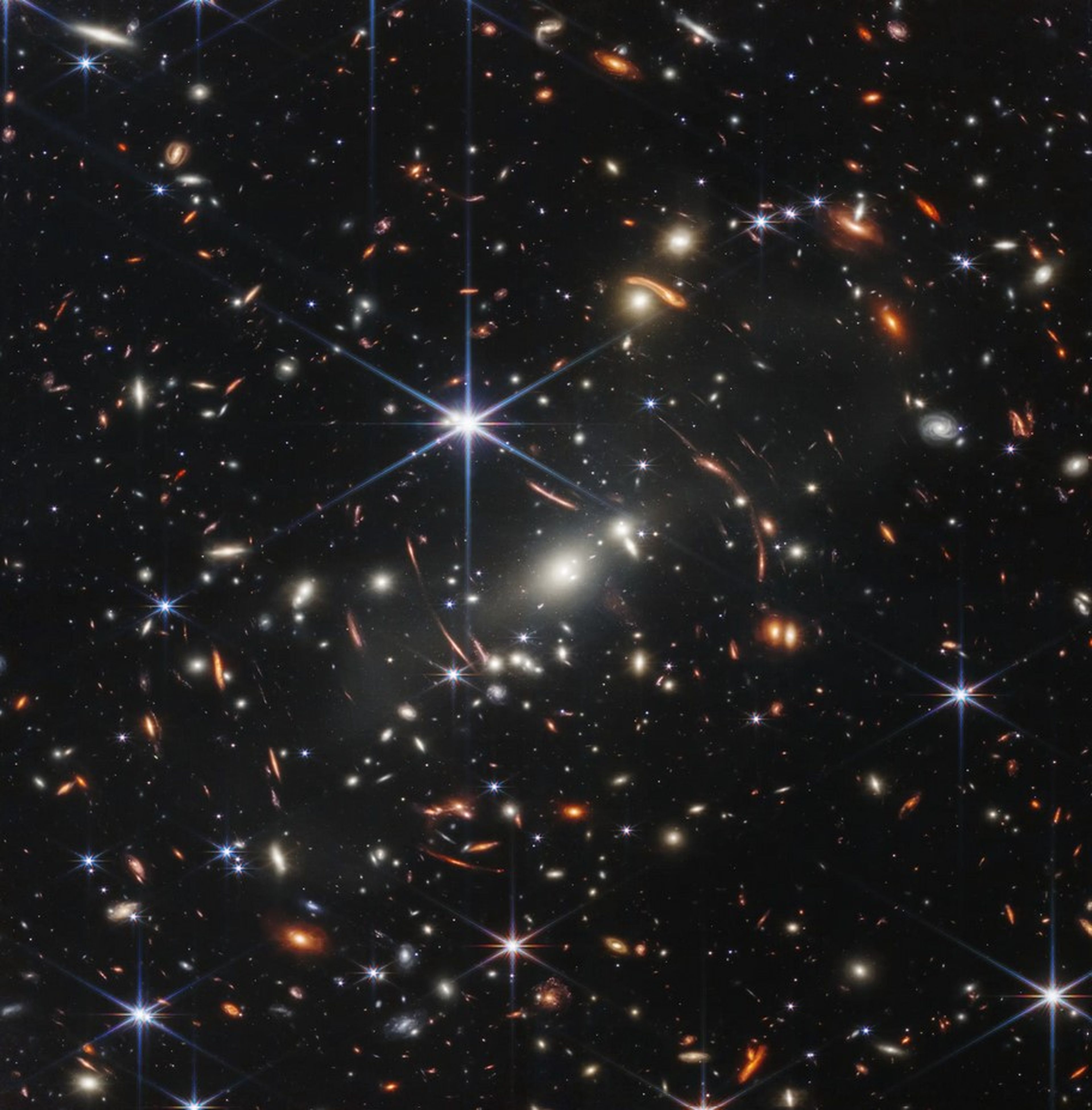 Primera imagen infrarroja de campo profundo del James Webb, publicada el 11 de julio de 2022.