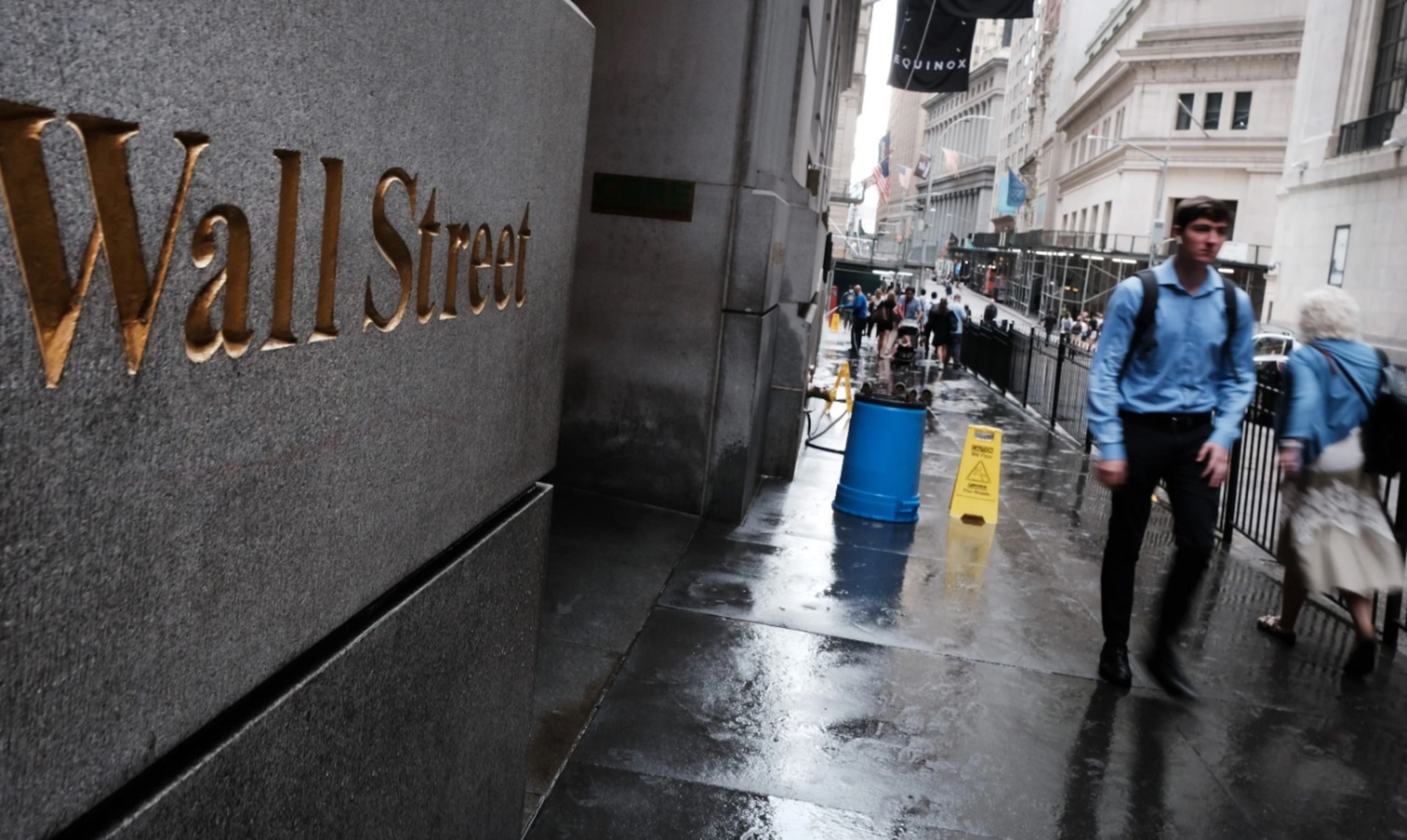 Gente caminando junto a la Bolsa de Nueva York (NYSE) el 14 de junio de 2022.