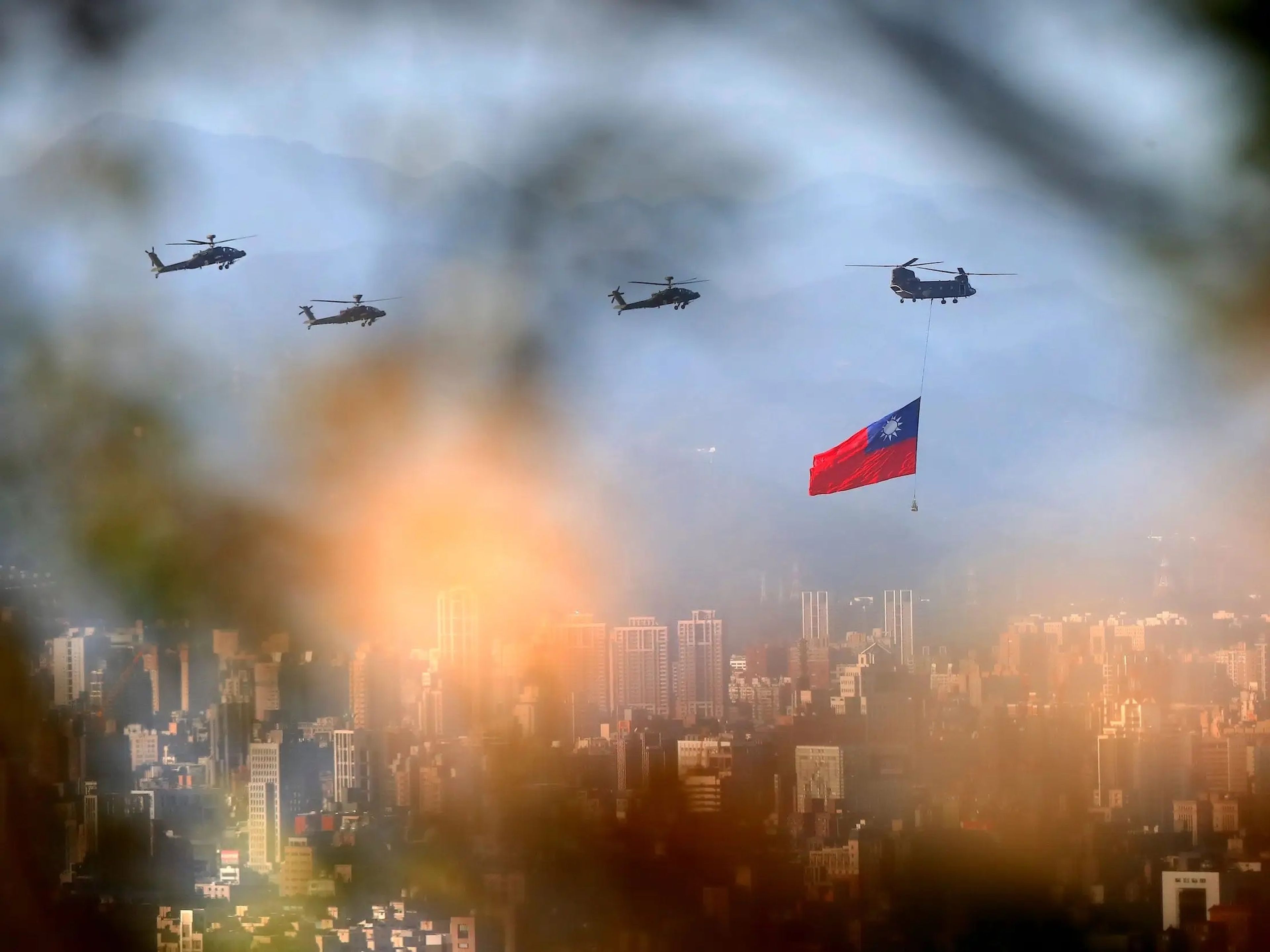 Helicópteros militares enarbolando la bandera taiwanesa sobre Taiwán, que China reclama como propia. La escalada de la retórica entre China y EE.UU. sobre Taiwán está provocando la preocupación de la mayor empresa de semiconductores del mundo.