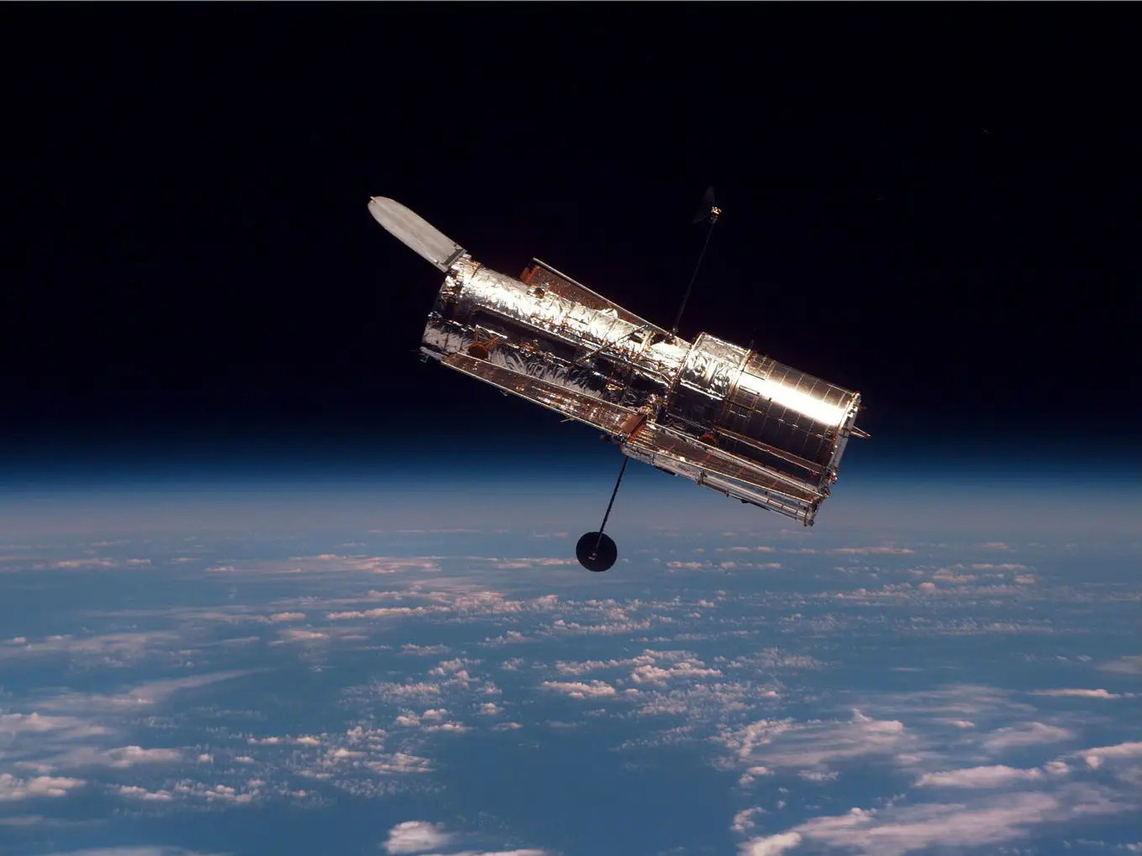 El telescopio Espacial Hubble orbita la Tierra y estudia el universo con gran detalle.