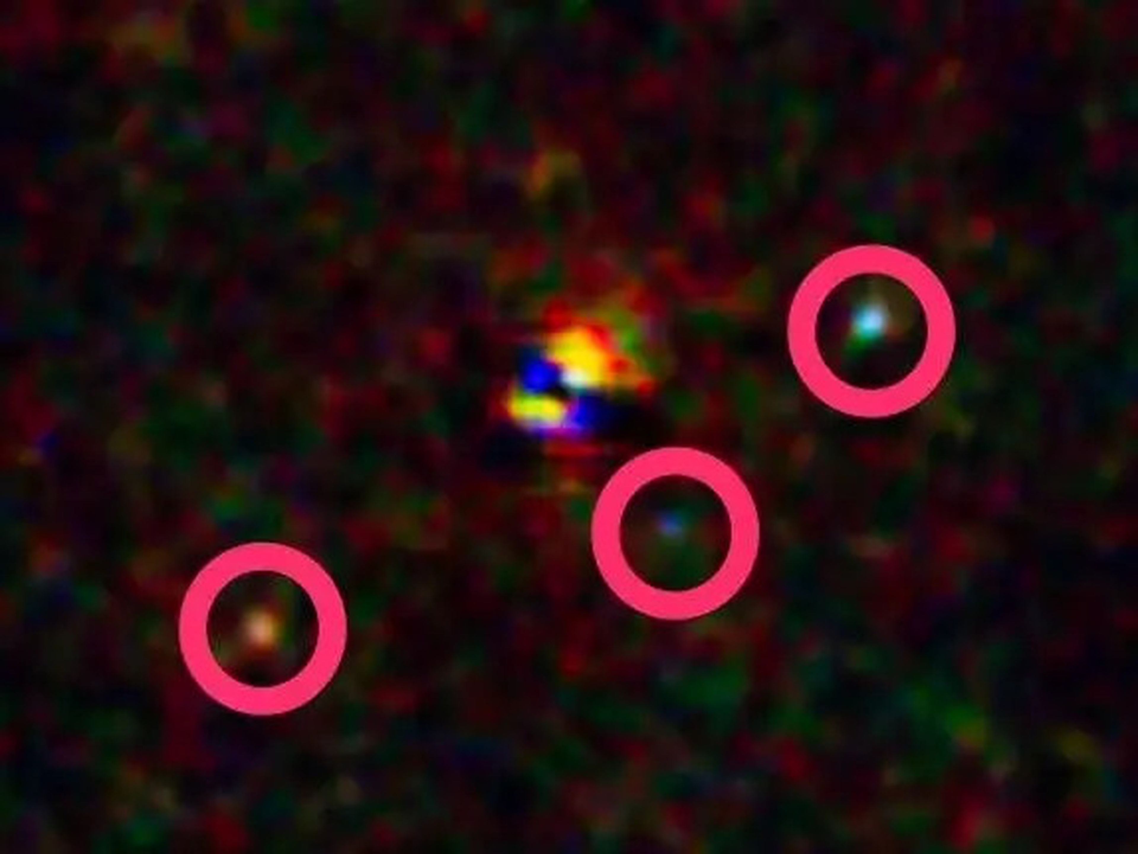 El Hubble capta 3 reflejos diferentes de la supernova. 
