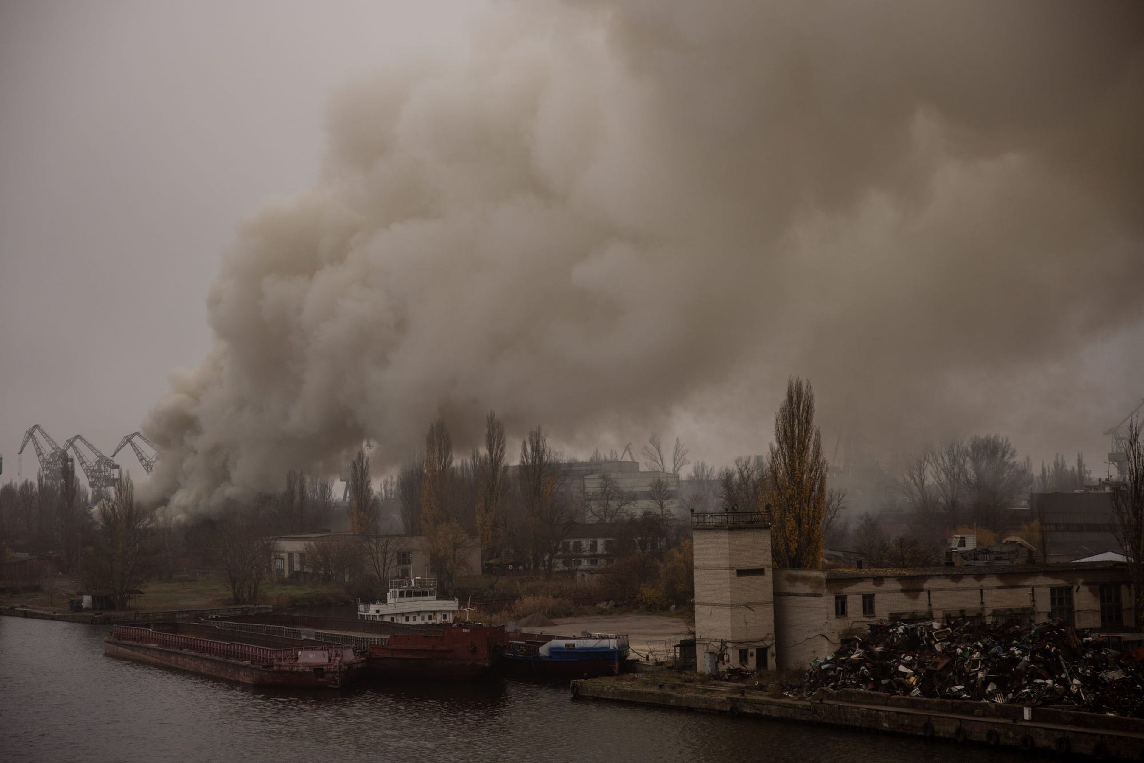 Un incendio tras un ataque ruso en los astilleros de Kherson el 24 de noviembre de 2022 en Kherson, Ucrania.