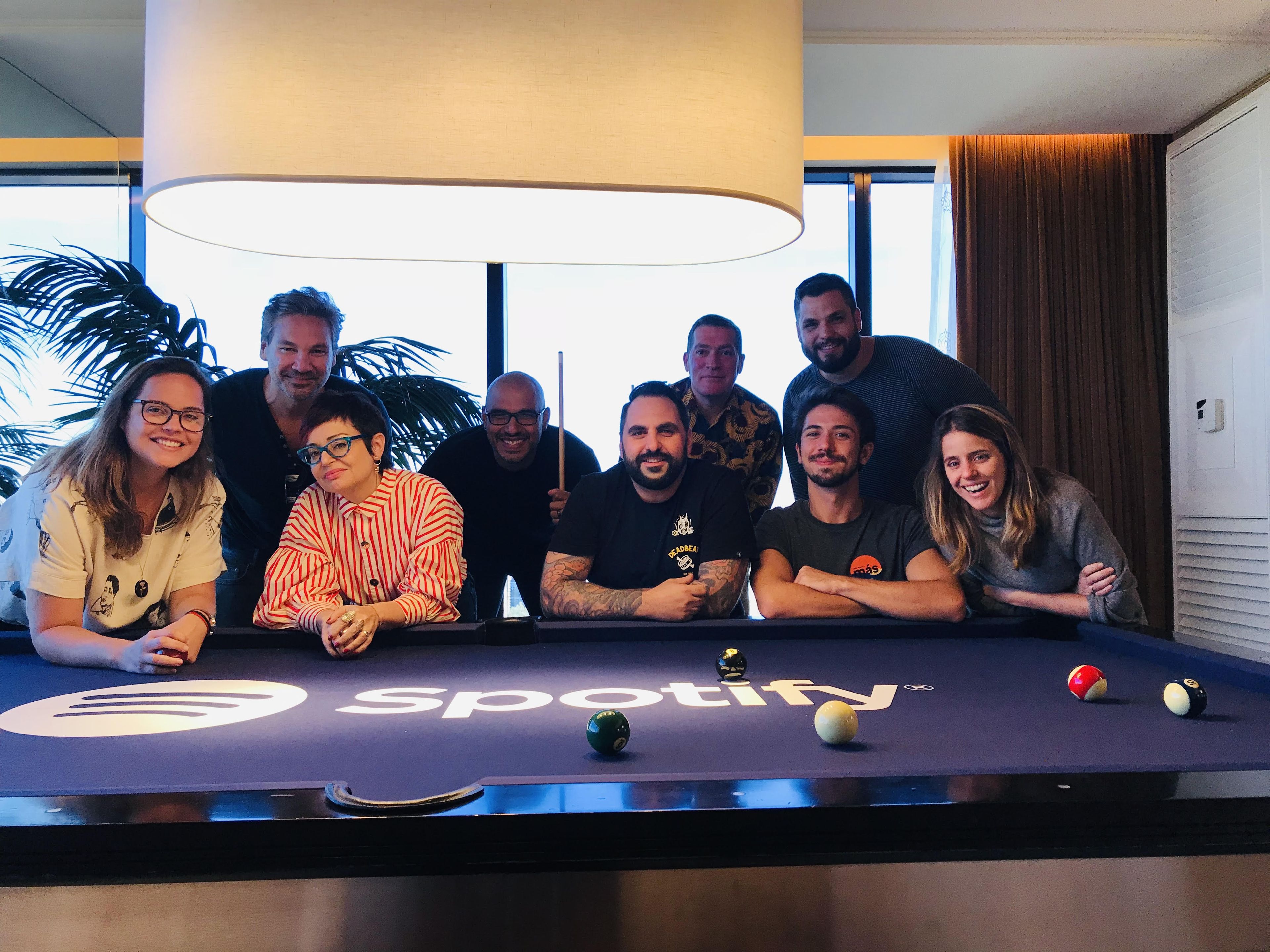 Inma junto al equipo internacional de Spotify durante la edición de los Latin Grammy 2019.