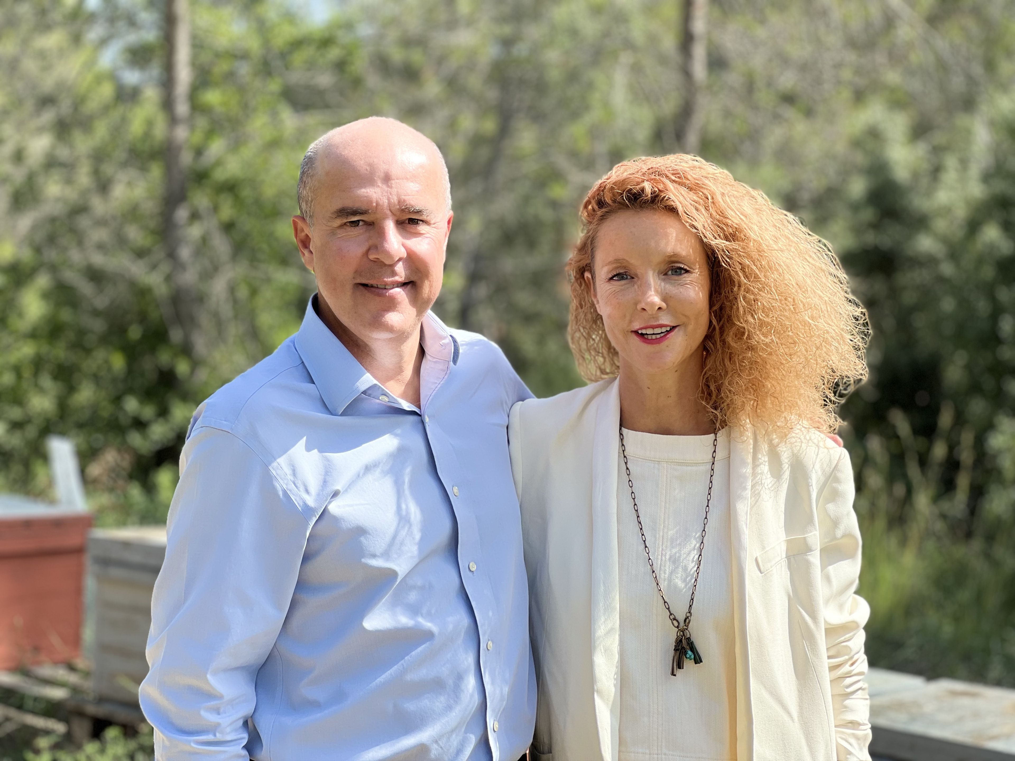 Jaime de Jaraíz, CEO y presidente de LG Iberia, y Paola Vecino, presidente de El rincón de la abeja.
