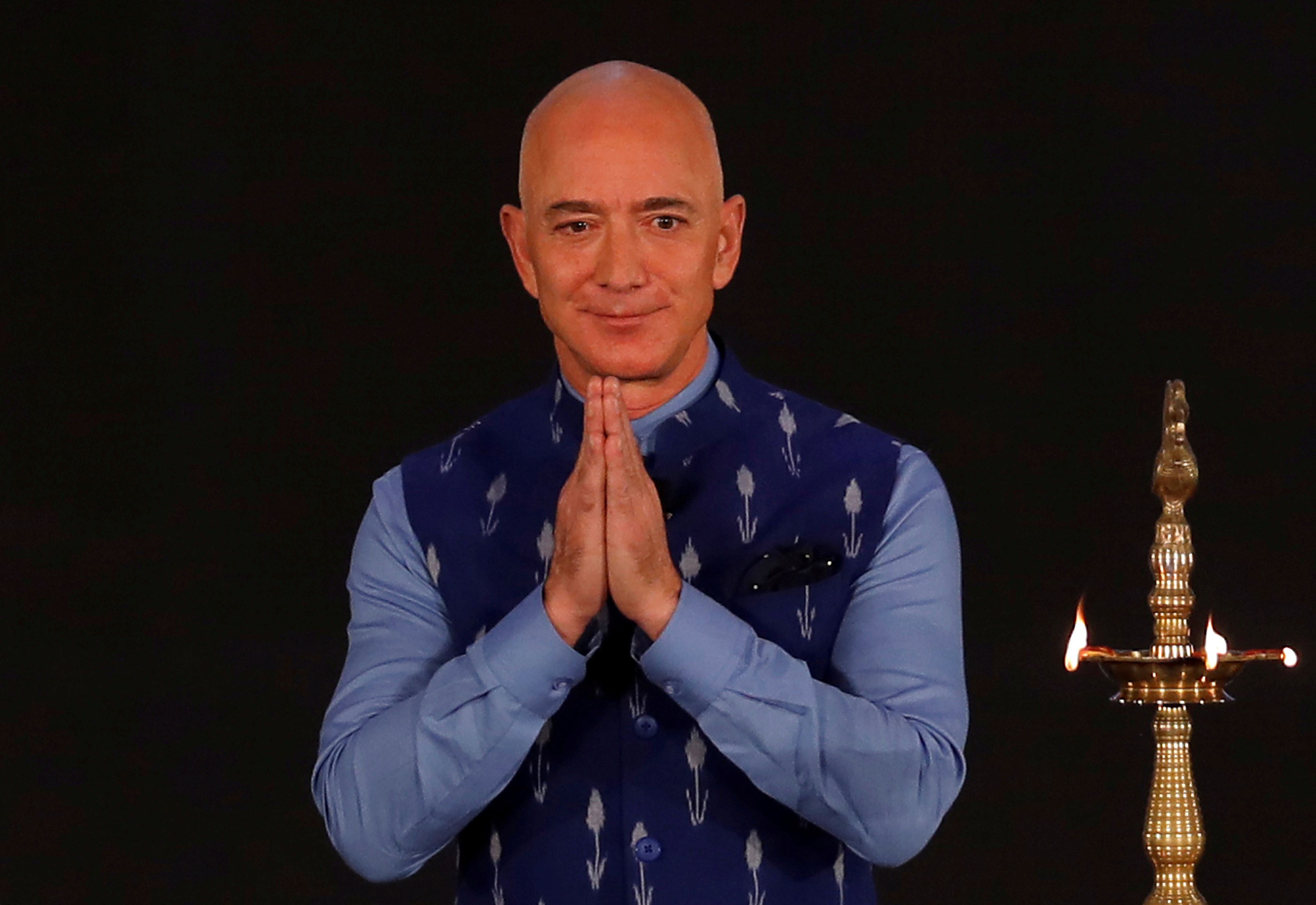Jeff Bezos durante un evento de Amazon en India.