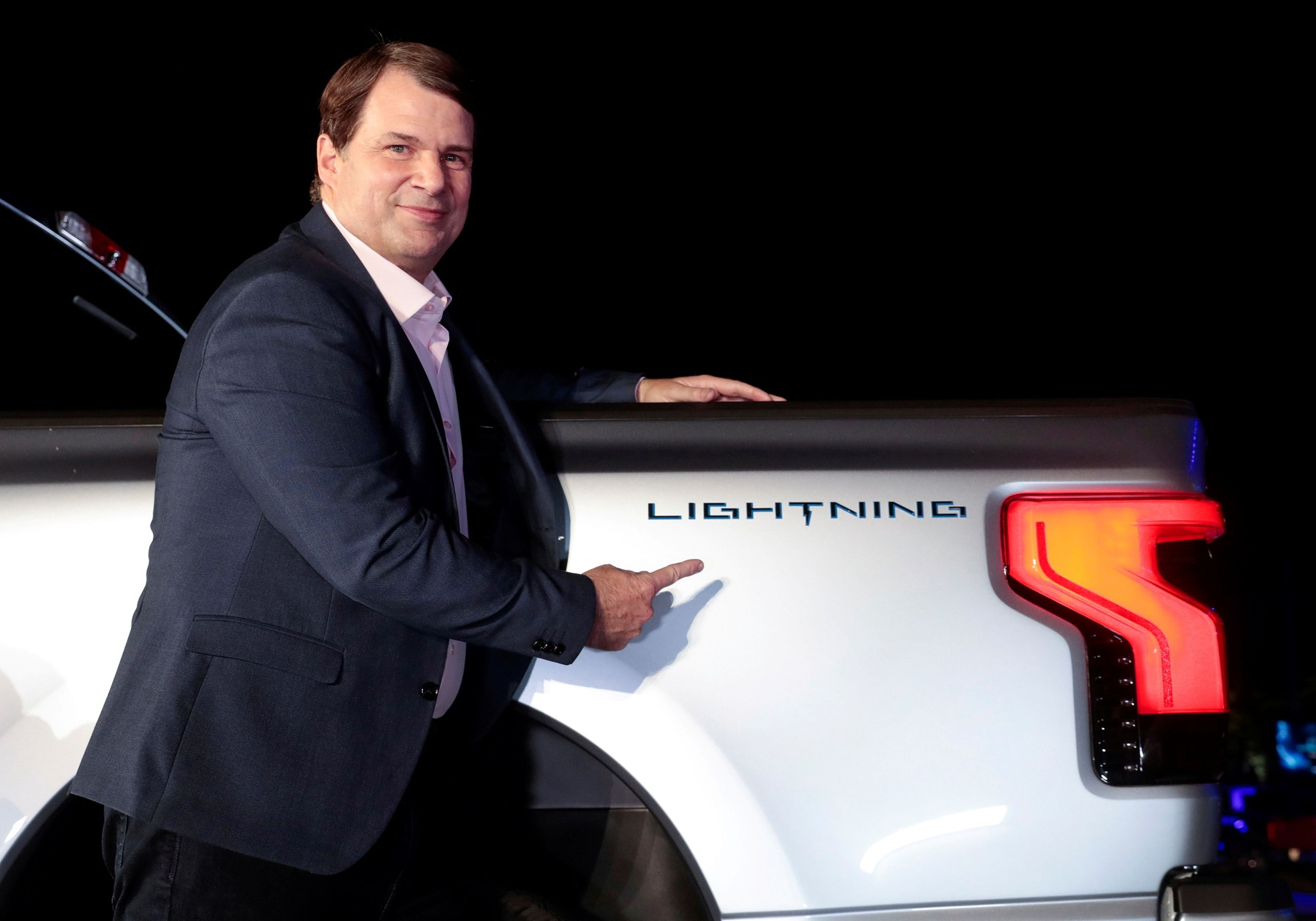 Jim Farley, CEO de Ford, posando junto al F-150 Lightning.