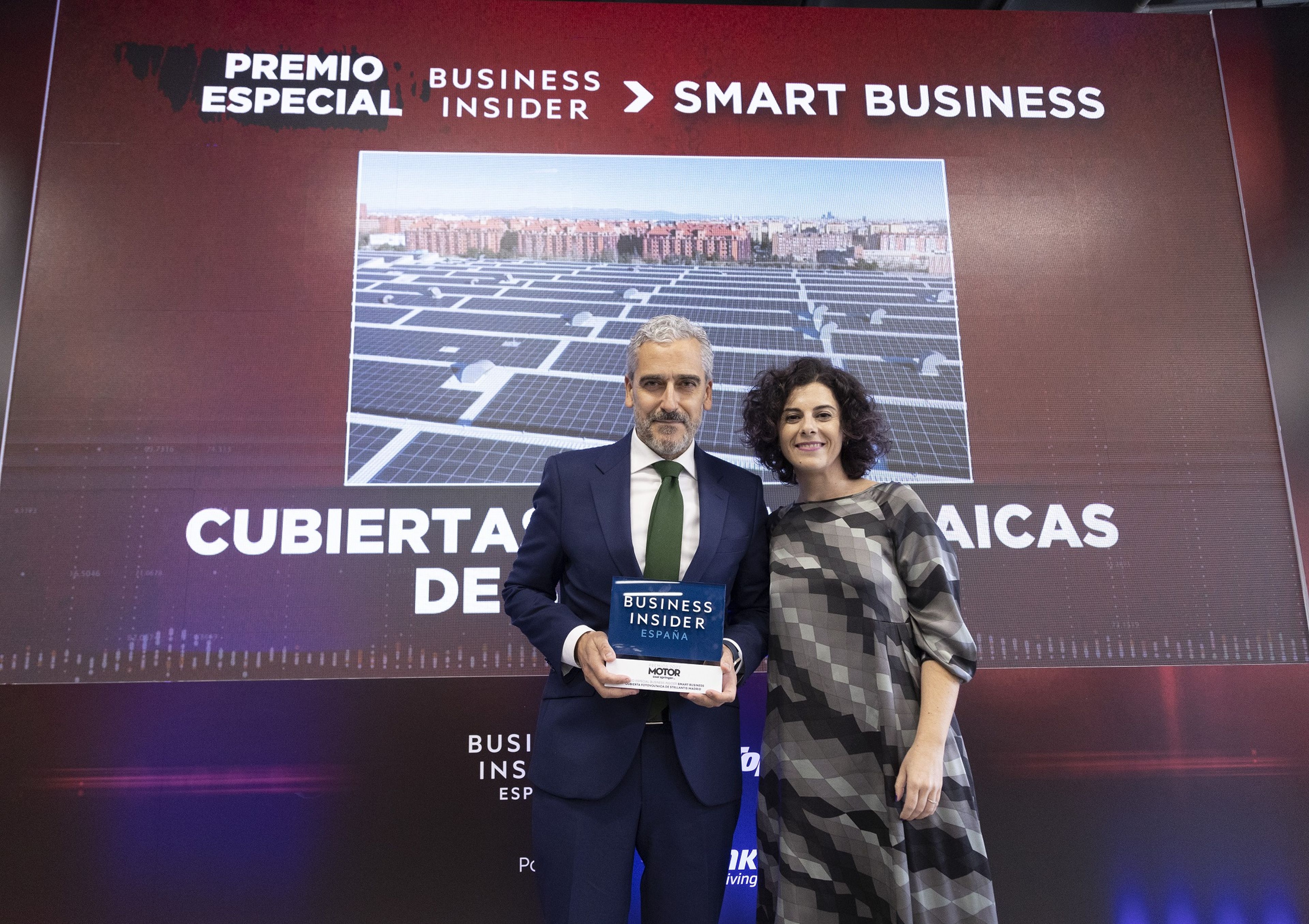 José Antonio León, director de Relaciones Institucionales de Stellantis Iberia, recoge el premio de manos de Yovanna Blanco, directora de 'Business Insider España'.