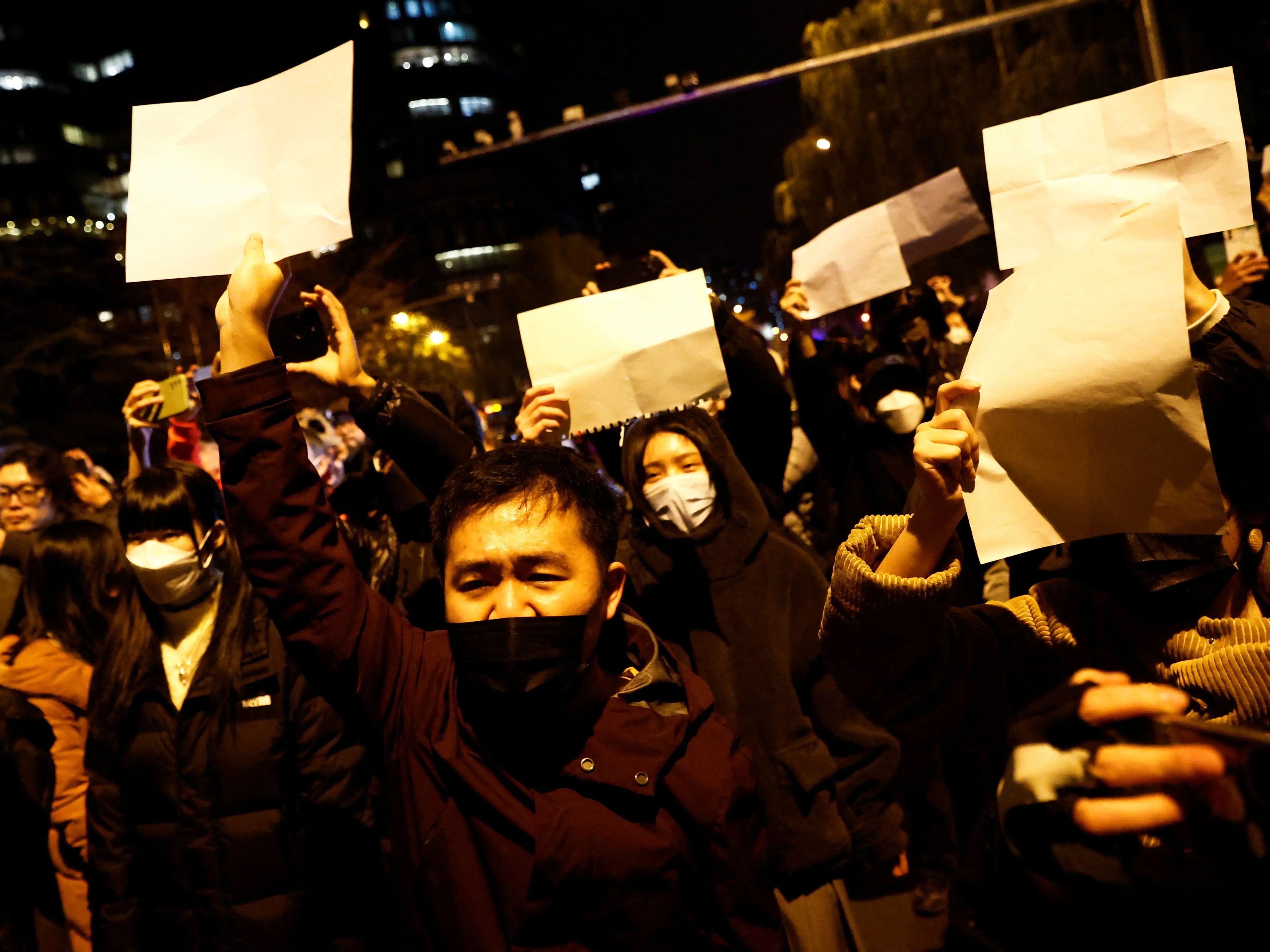 Levantar un folio en blanco se ha convertido en un poderoso símbolo de protesta en China.