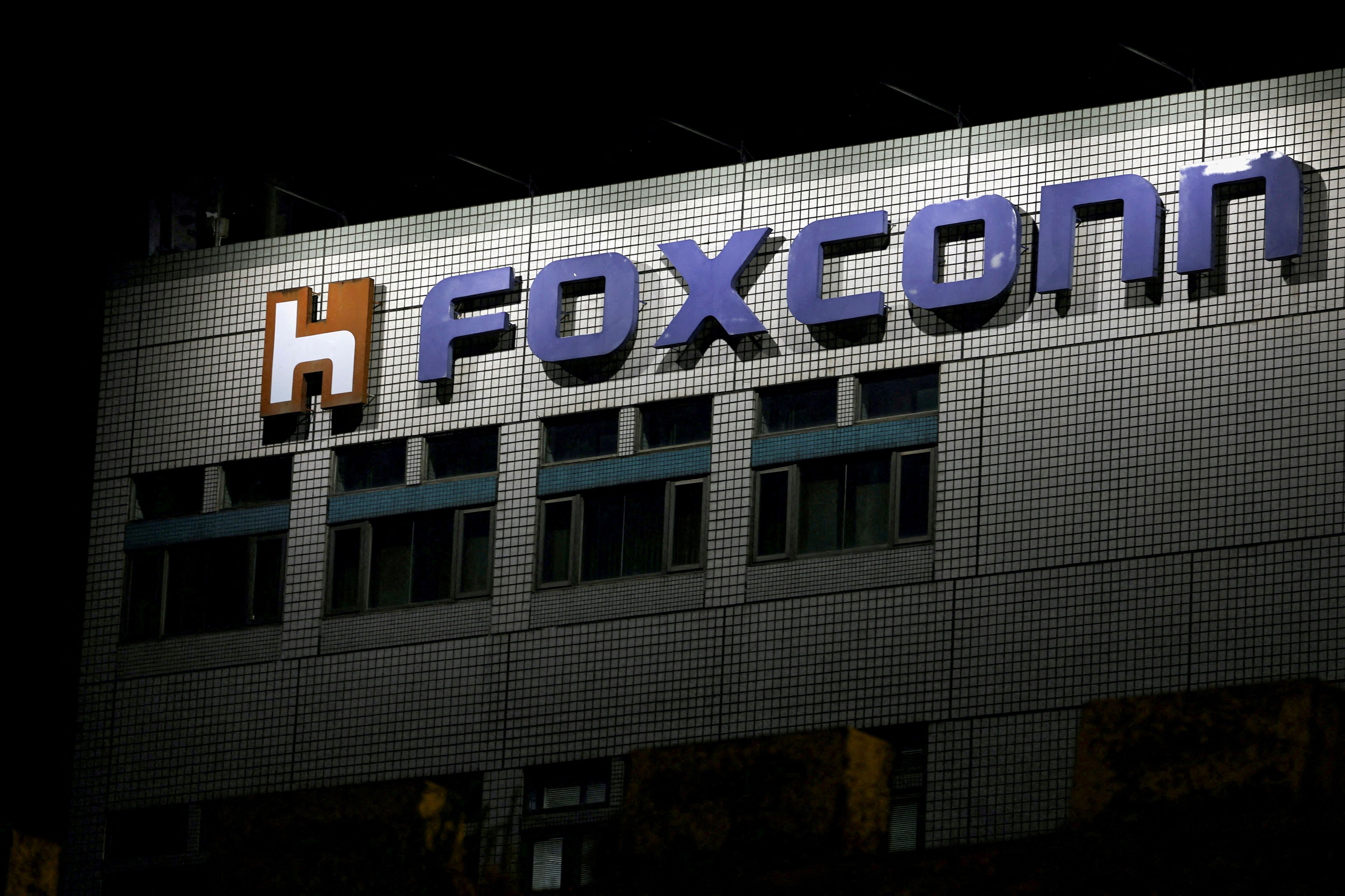 Logo de Foxconn en un edificio de la compañía en Taiwán.