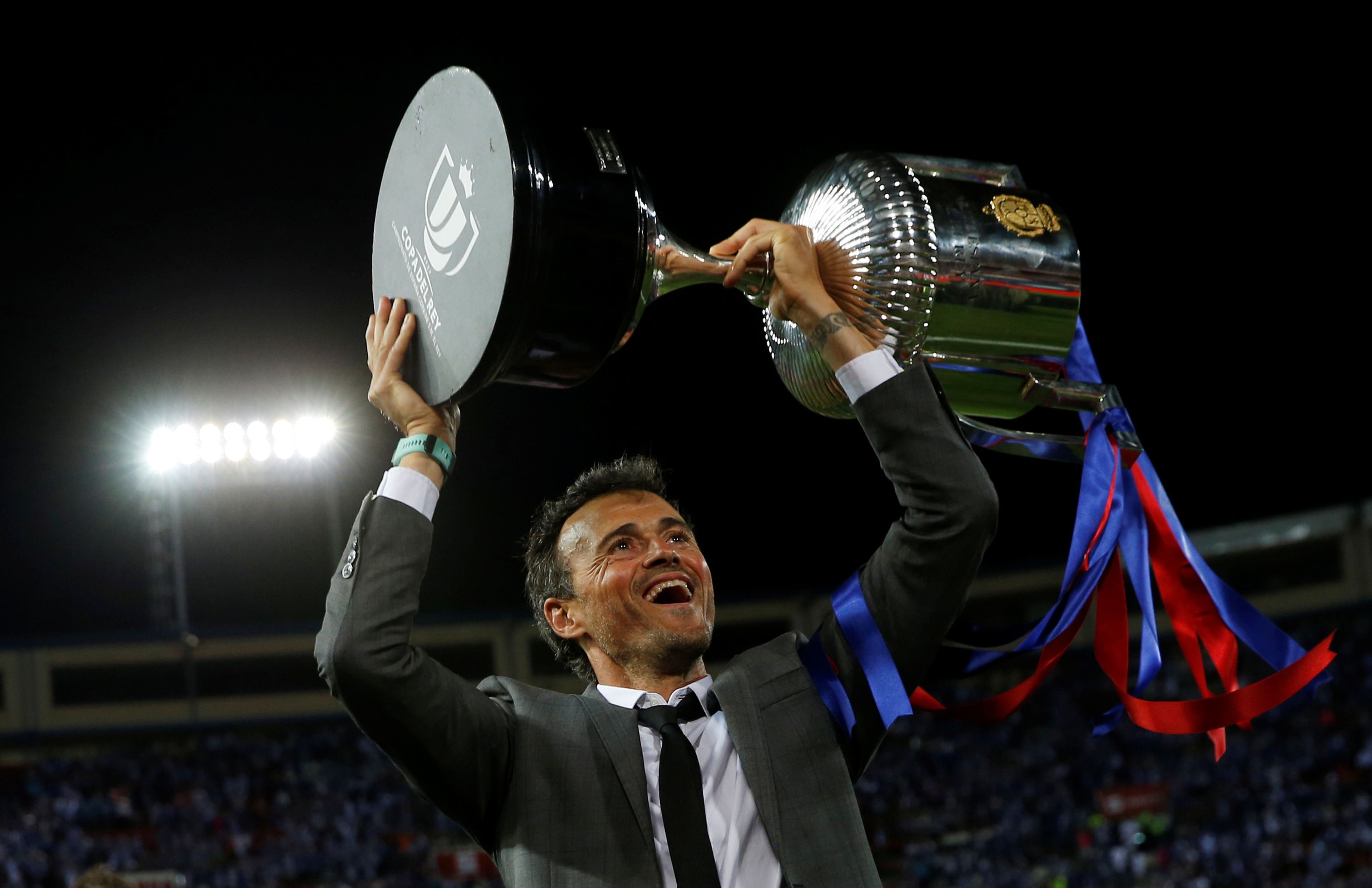 Luis Enrique, levantando la Copa del Rey como entrenador.
