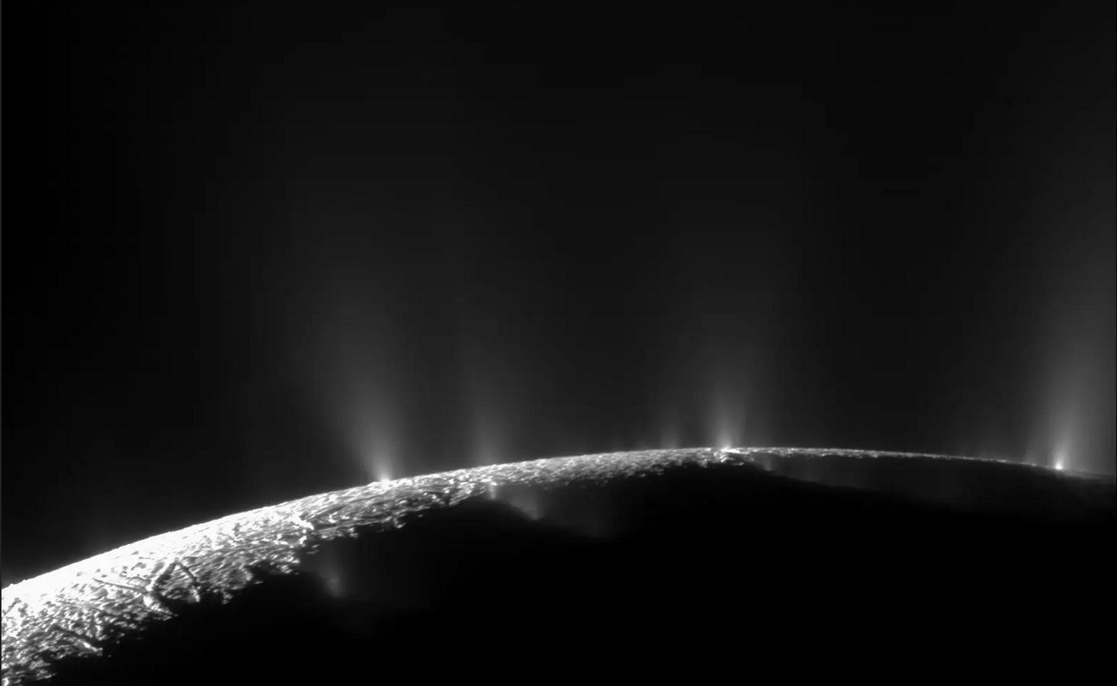 En esta imagen real tomada por la sonda Cassini de la NASA, la luz del sol ilumina de forma espectacular los chorros de agua jelada de Encélado.