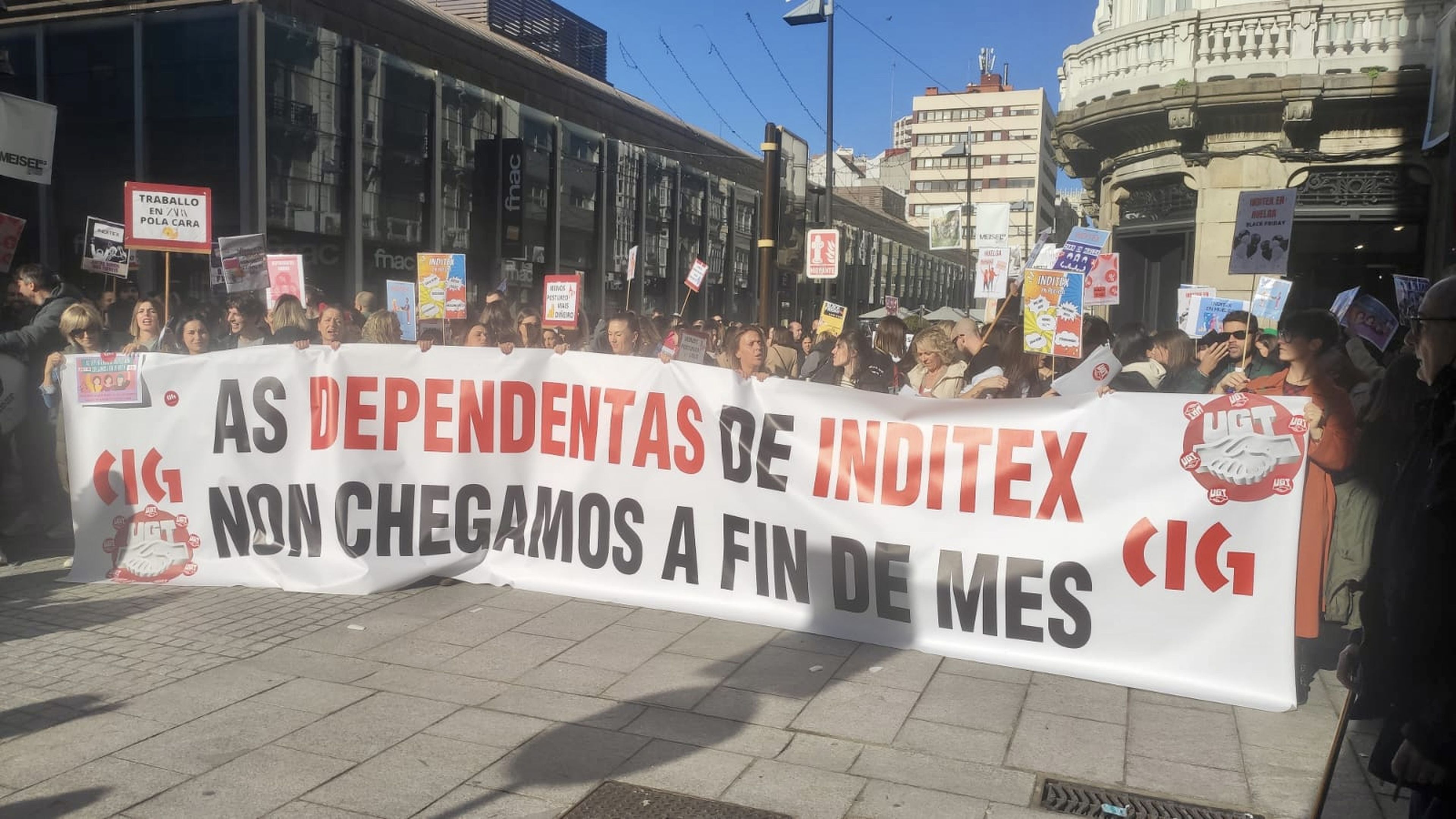 Foto de la manifestación de las dependientas de Inditex en La Coruña.