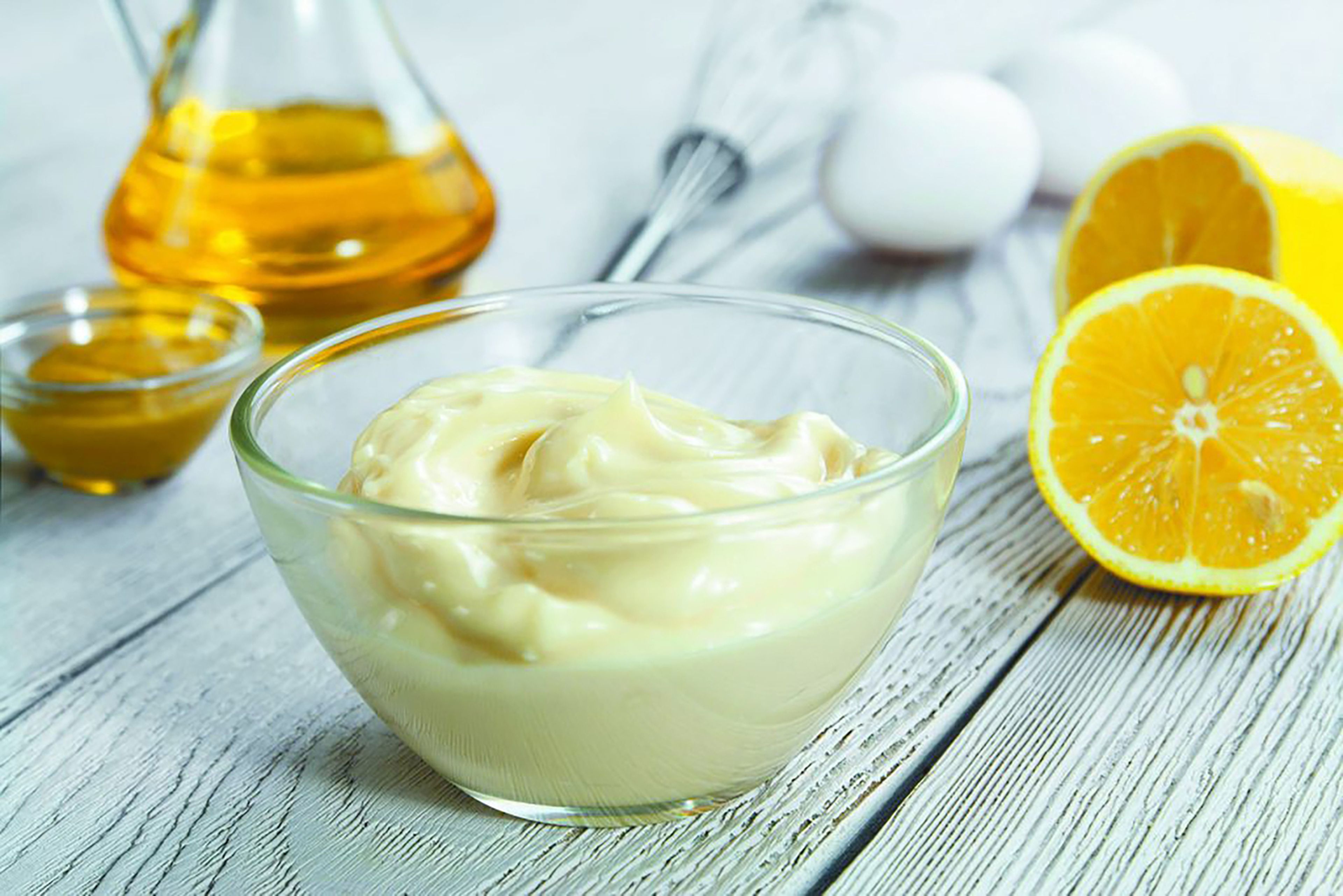 Se recomienda consumir mayonesa casera, vigilando la sal y elaborada con aceite de oliva virgen extra.