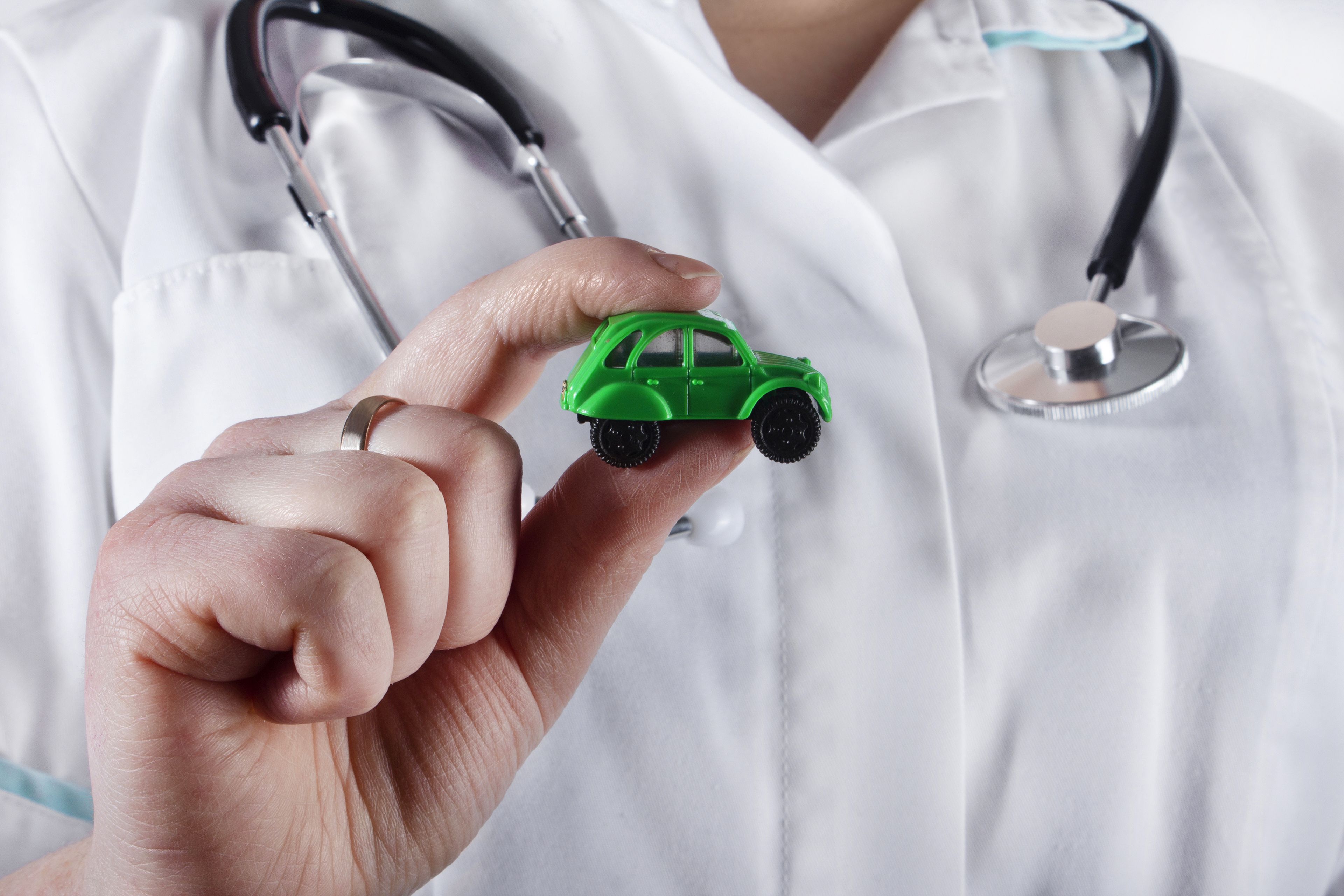 Un médico con un coche de juguete
