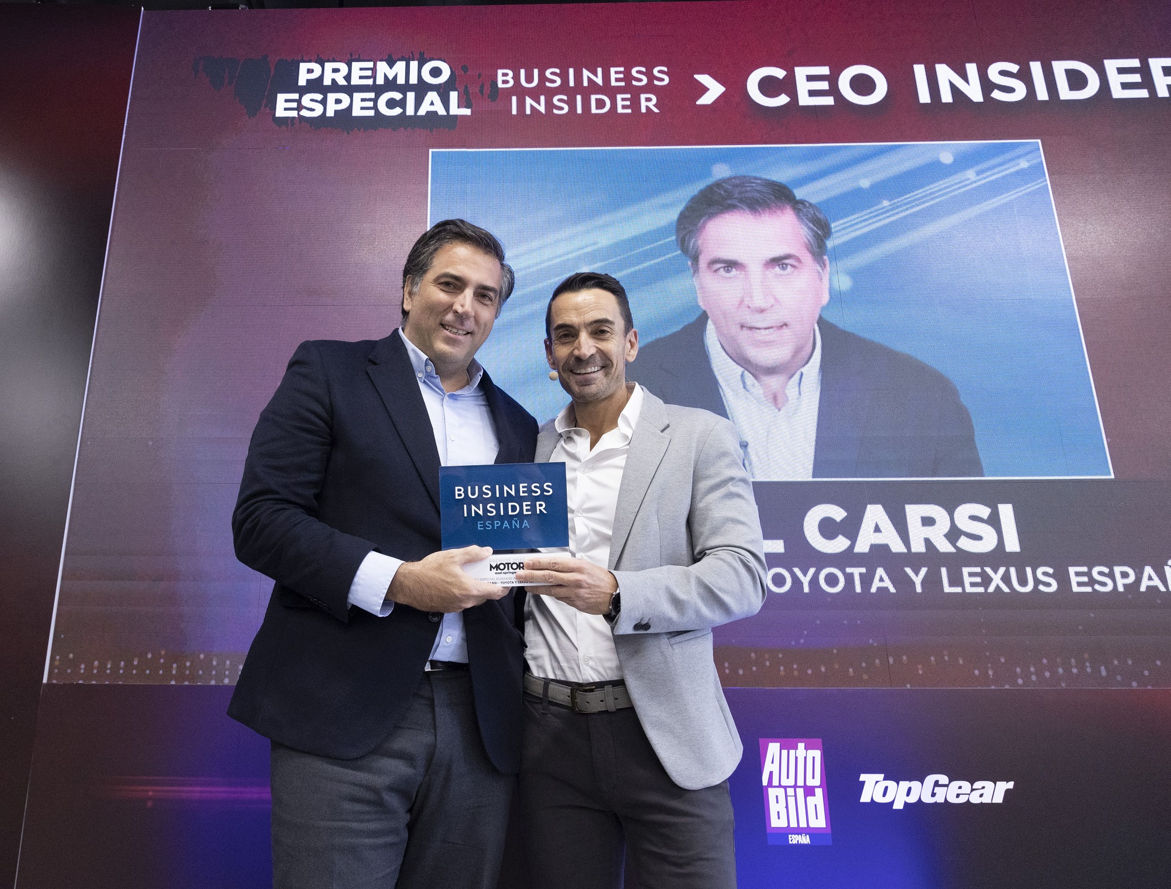 Miguel Carsi, presidente y CEO de Toyota y Lexus España, recibiendo el premio a su trayectoria de manos de Manuel del Campo, CEO de Axel Springer España.