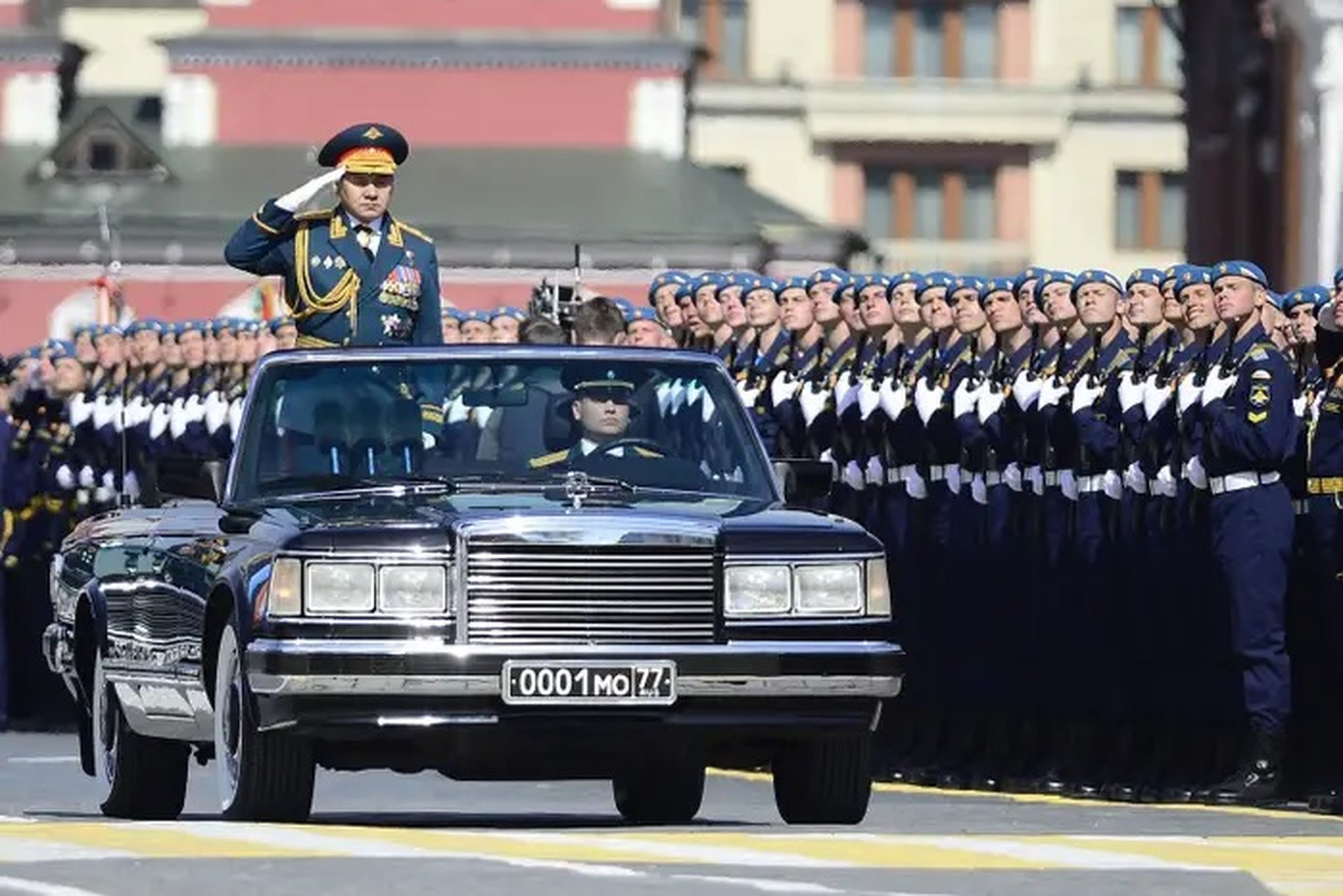 El ministro de Defensa ruso, Sergei Shoigu, saluda a los soldados y participantes durante un desfile militar en Moscú (Rusia), el 9 de mayo de 2015.