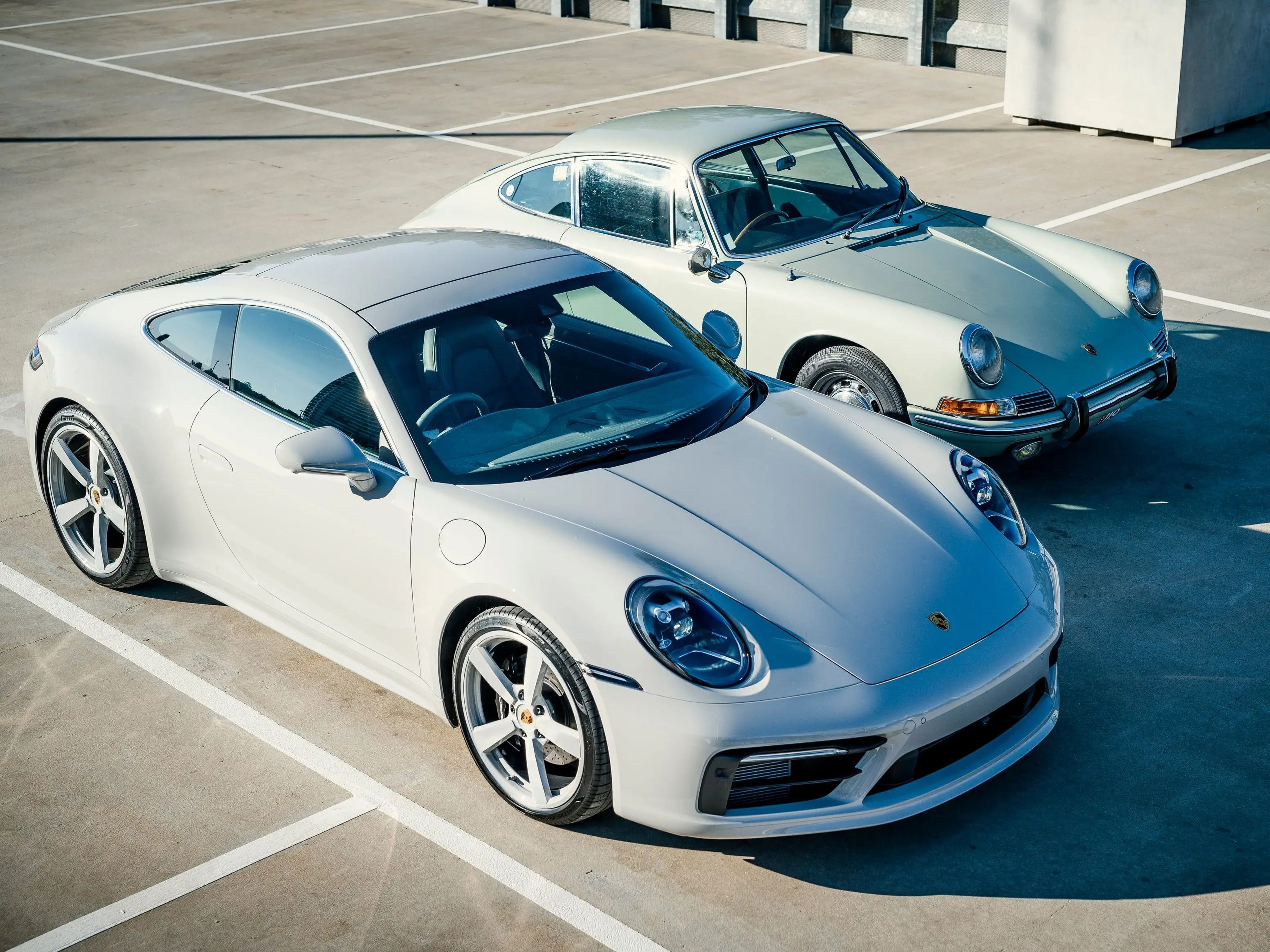 Un Porsche 911 Carrera S moderno (delante) y un Porsche 911 de 1965 (detrás) en Australia en 2020.