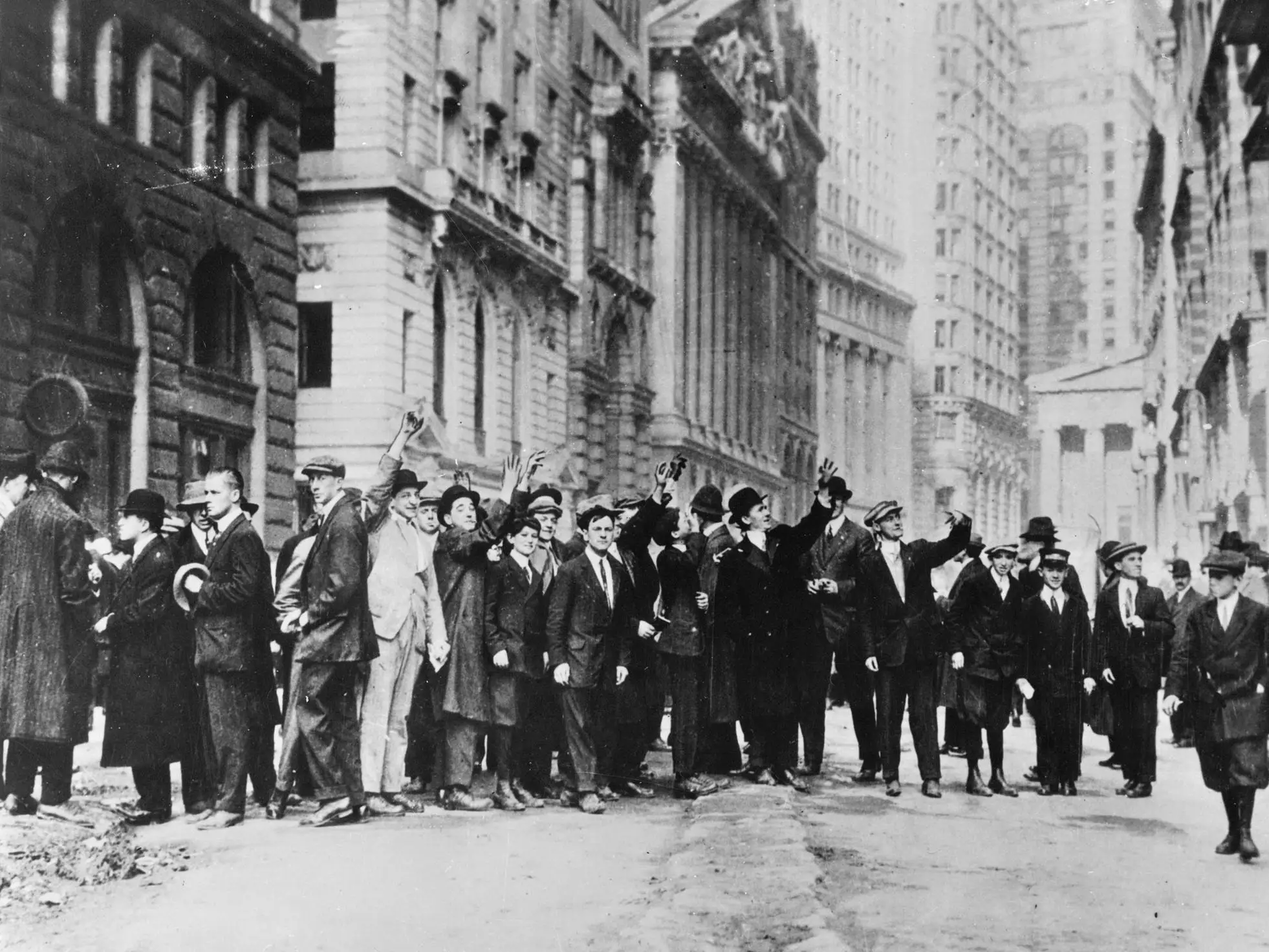 Multitud reunida en Wall Street, en Nueva York, tras la caída de Wall Street a finales de octubre de 1929.