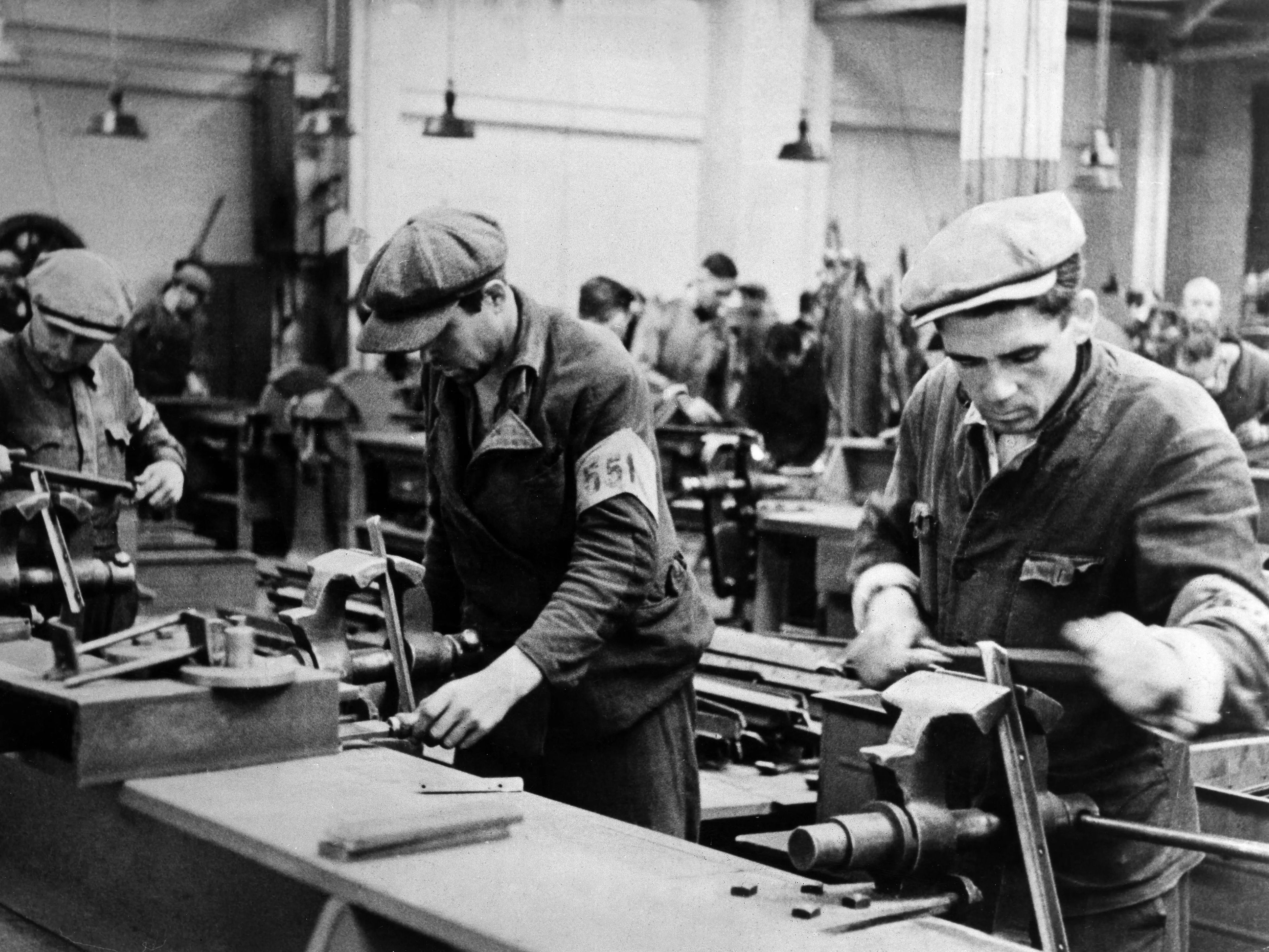 Trabajadores Ostarbeiter (término nazi utilizado para describir a los trabajadores esclavos extranjeros de Europa del Este) en una fábrica de armamento en el sur de Alemania.